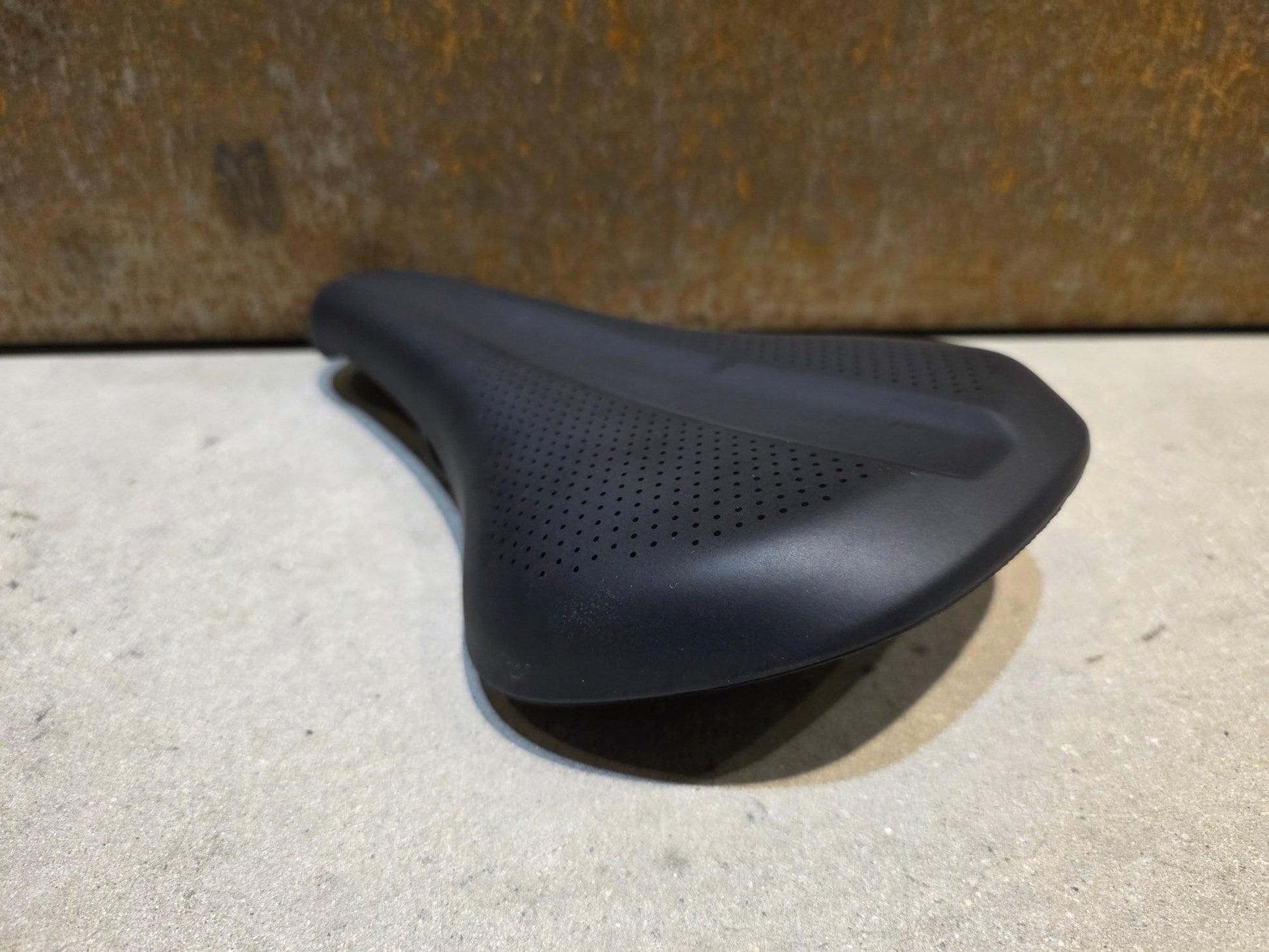 Sattel von Bontrager, TREK VERSE TRAIL SATTEL SCHWARZ vor USEDBIKES - OB.DE Hintergrund