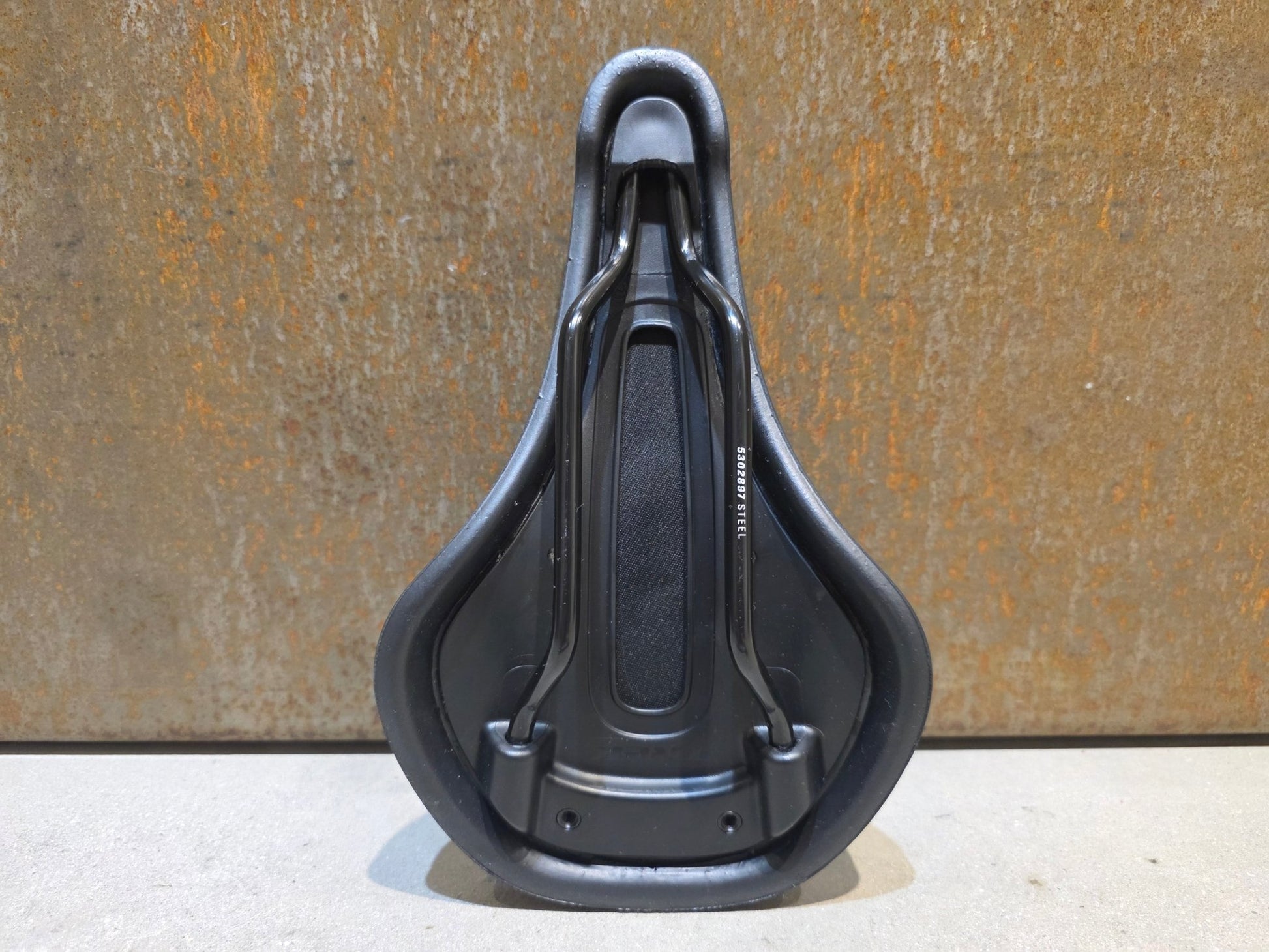 Sattel von Bontrager, TREK VERSE TRAIL SATTEL SCHWARZ vor USEDBIKES - OB.DE Hintergrund