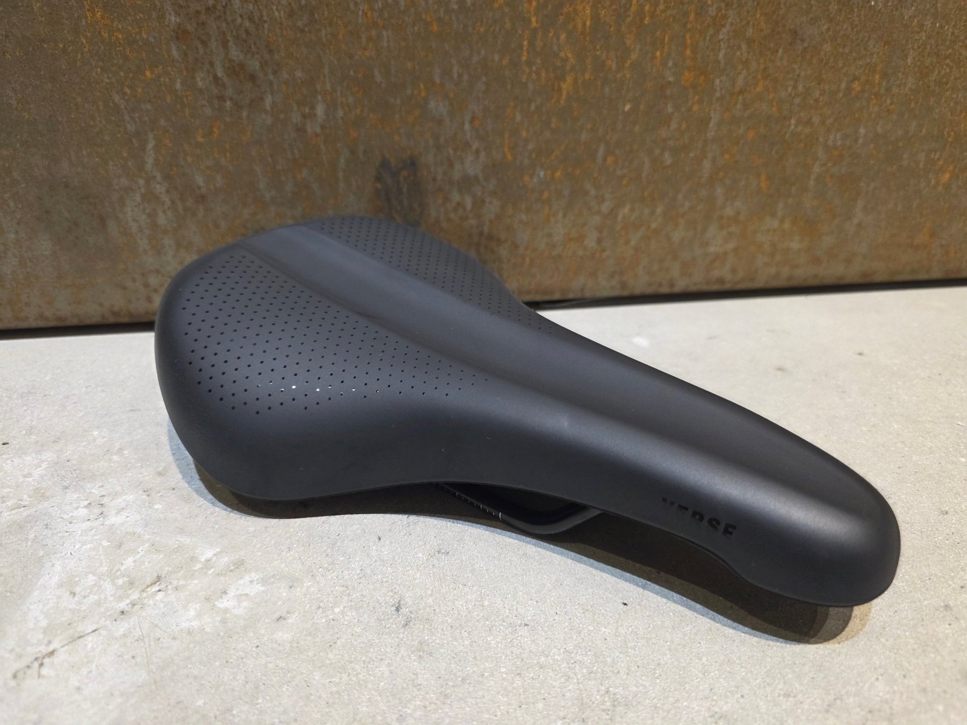 Sattel von Bontrager, TREK VERSE TRAIL SATTEL SCHWARZ vor USEDBIKES - OB.DE Hintergrund