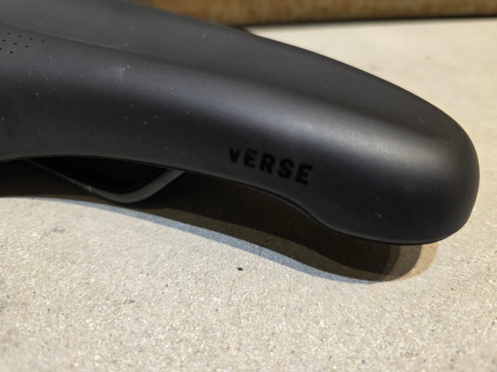 Sattel von Bontrager, TREK VERSE TRAIL SATTEL SCHWARZ vor USEDBIKES - OB.DE Hintergrund