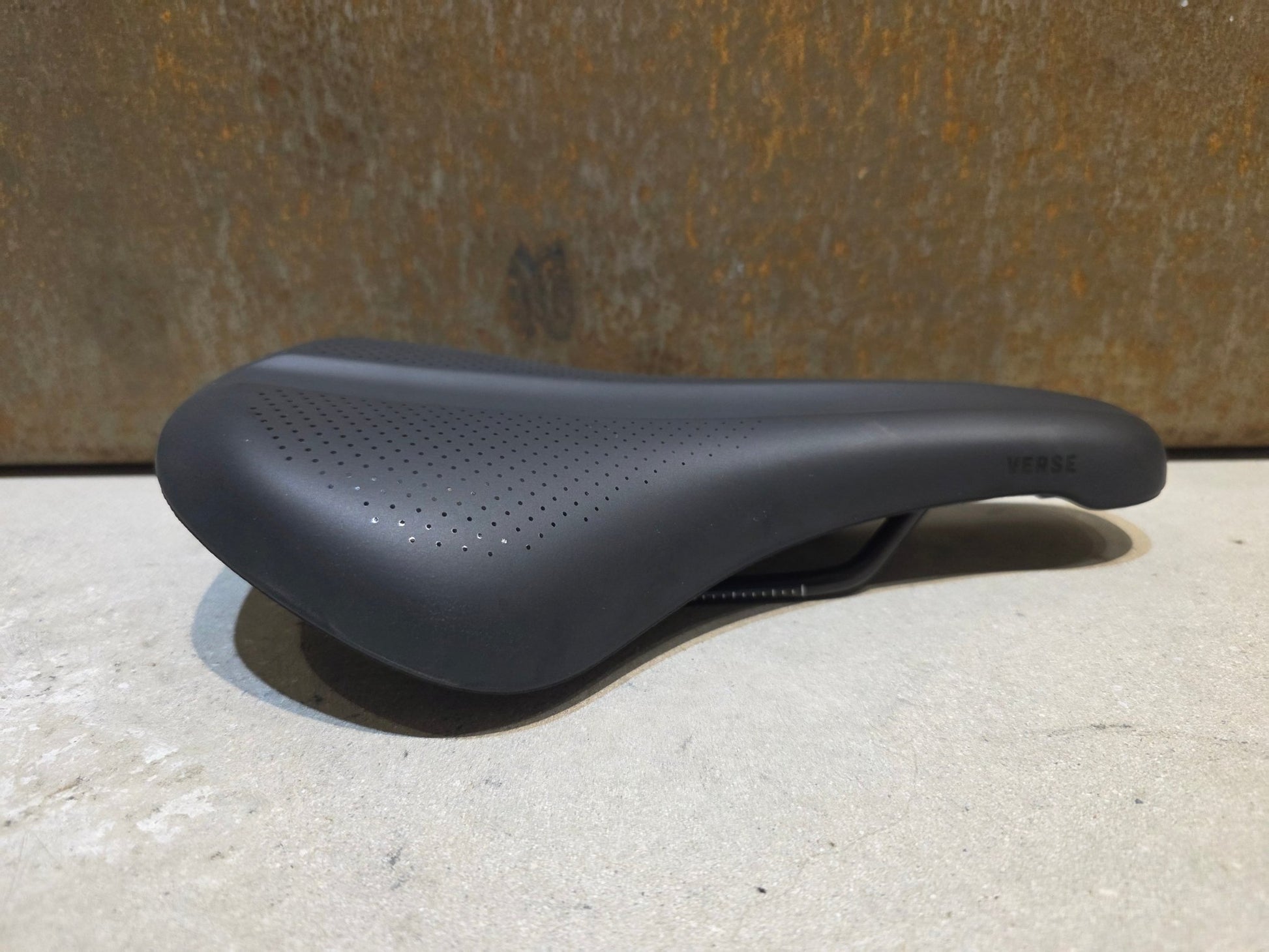 Sattel von Bontrager, TREK VERSE TRAIL SATTEL SCHWARZ vor USEDBIKES - OB.DE Hintergrund