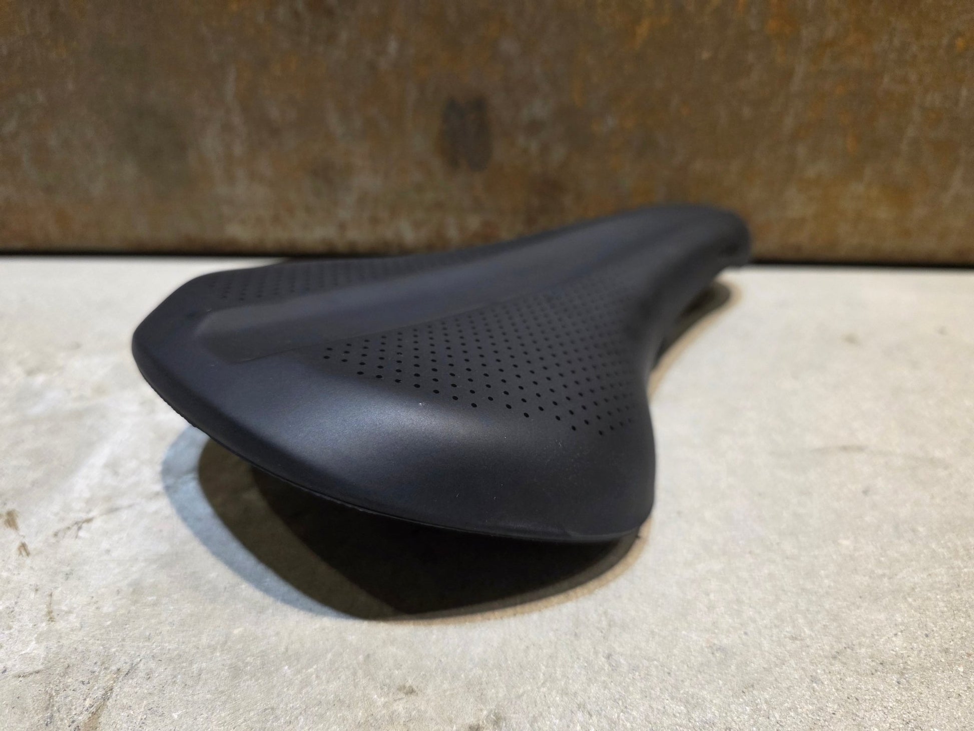 Sattel von Bontrager, TREK VERSE TRAIL SATTEL SCHWARZ vor USEDBIKES - OB.DE Hintergrund