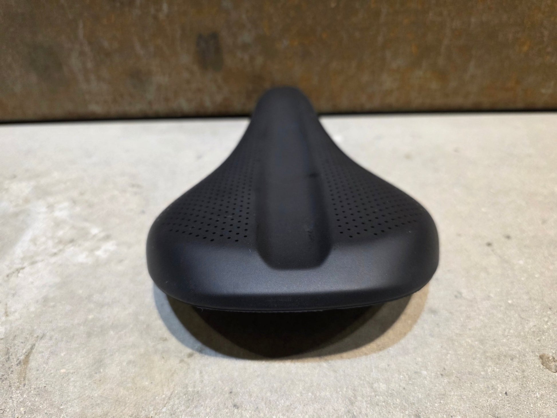 Sattel von Bontrager, TREK VERSE TRAIL SATTEL SCHWARZ vor USEDBIKES - OB.DE Hintergrund