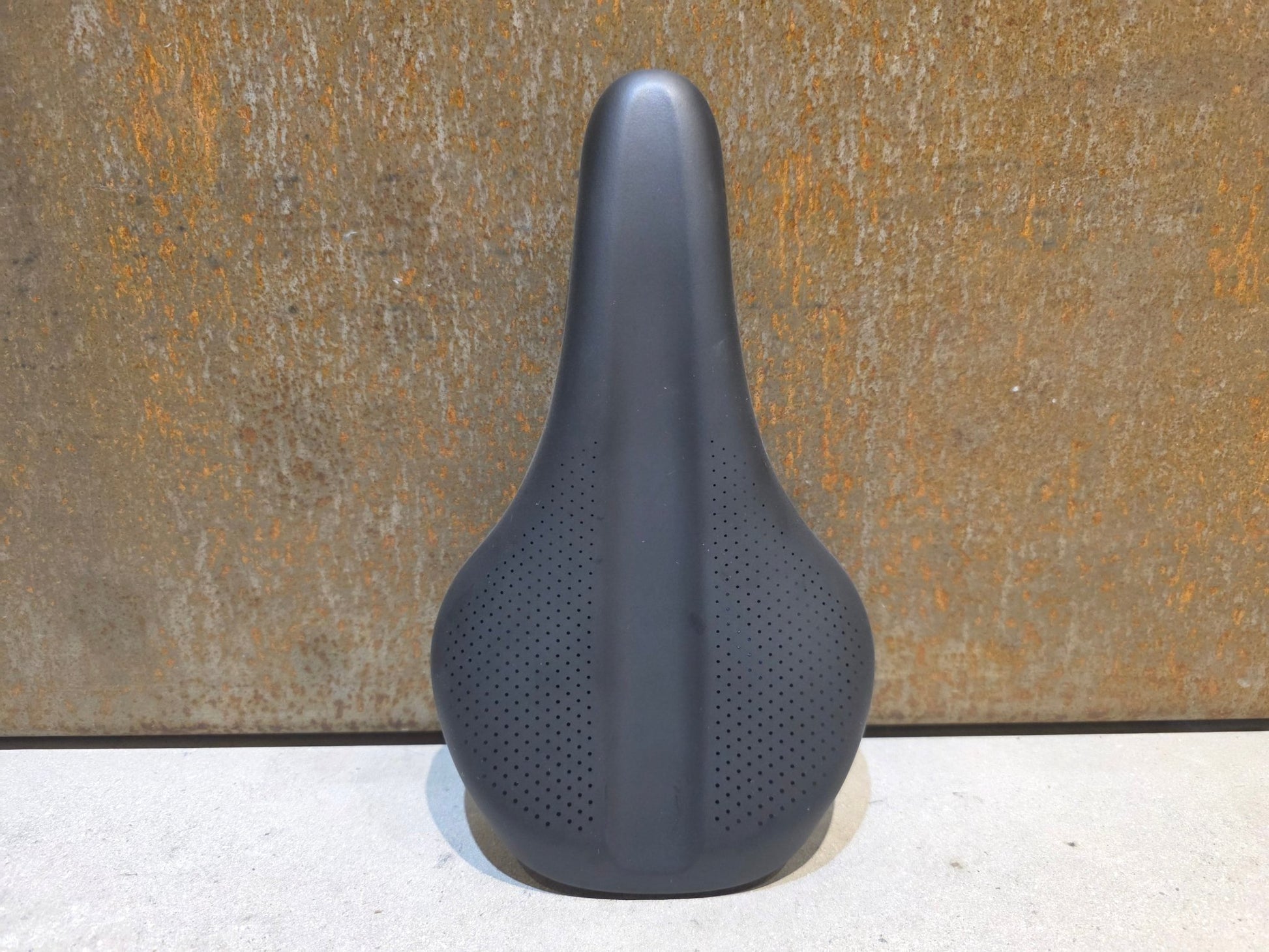 Sattel von Bontrager, TREK VERSE TRAIL SATTEL SCHWARZ vor USEDBIKES - OB.DE Hintergrund