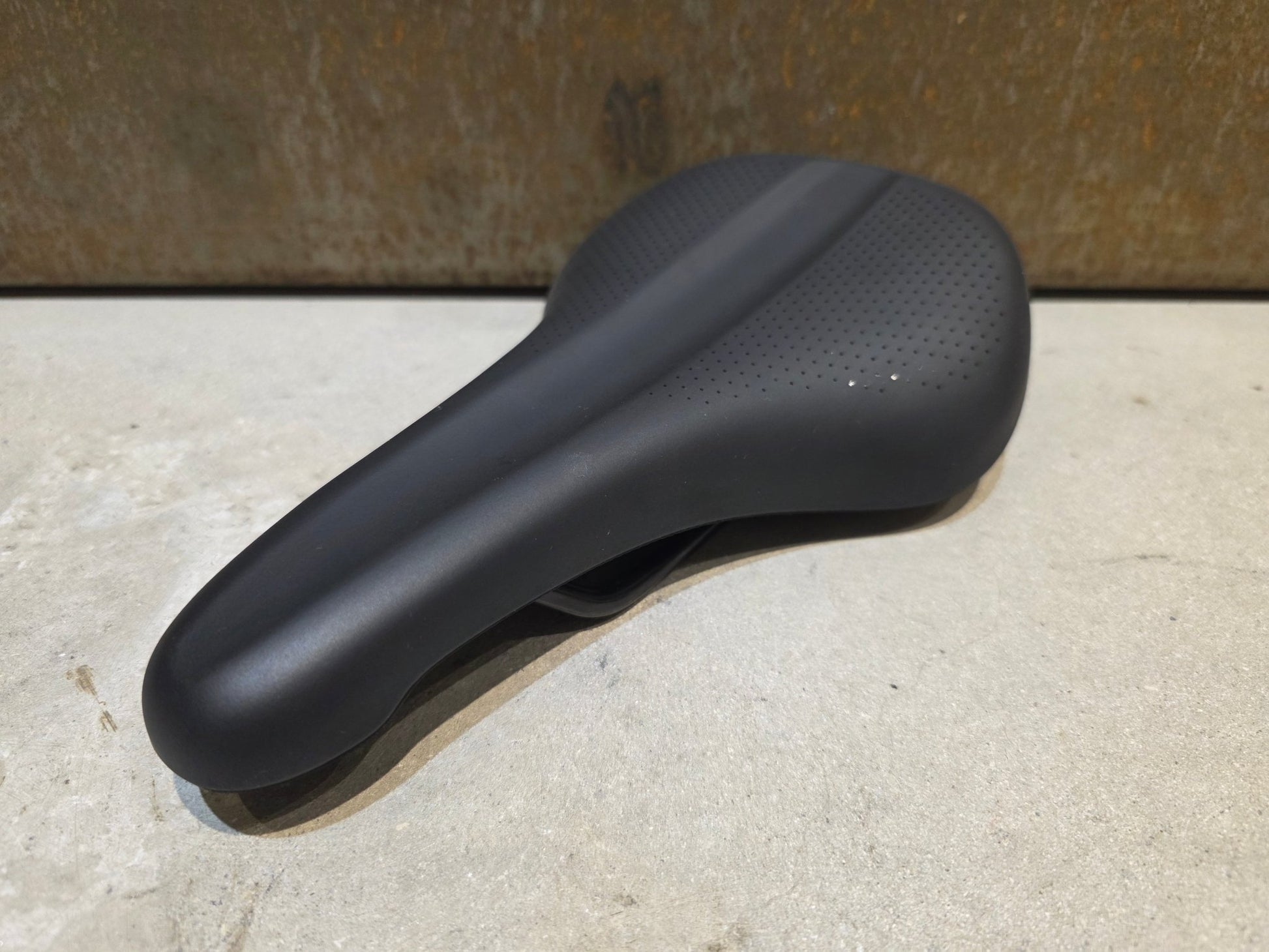 Sattel von Bontrager, TREK VERSE TRAIL SATTEL SCHWARZ vor USEDBIKES - OB.DE Hintergrund