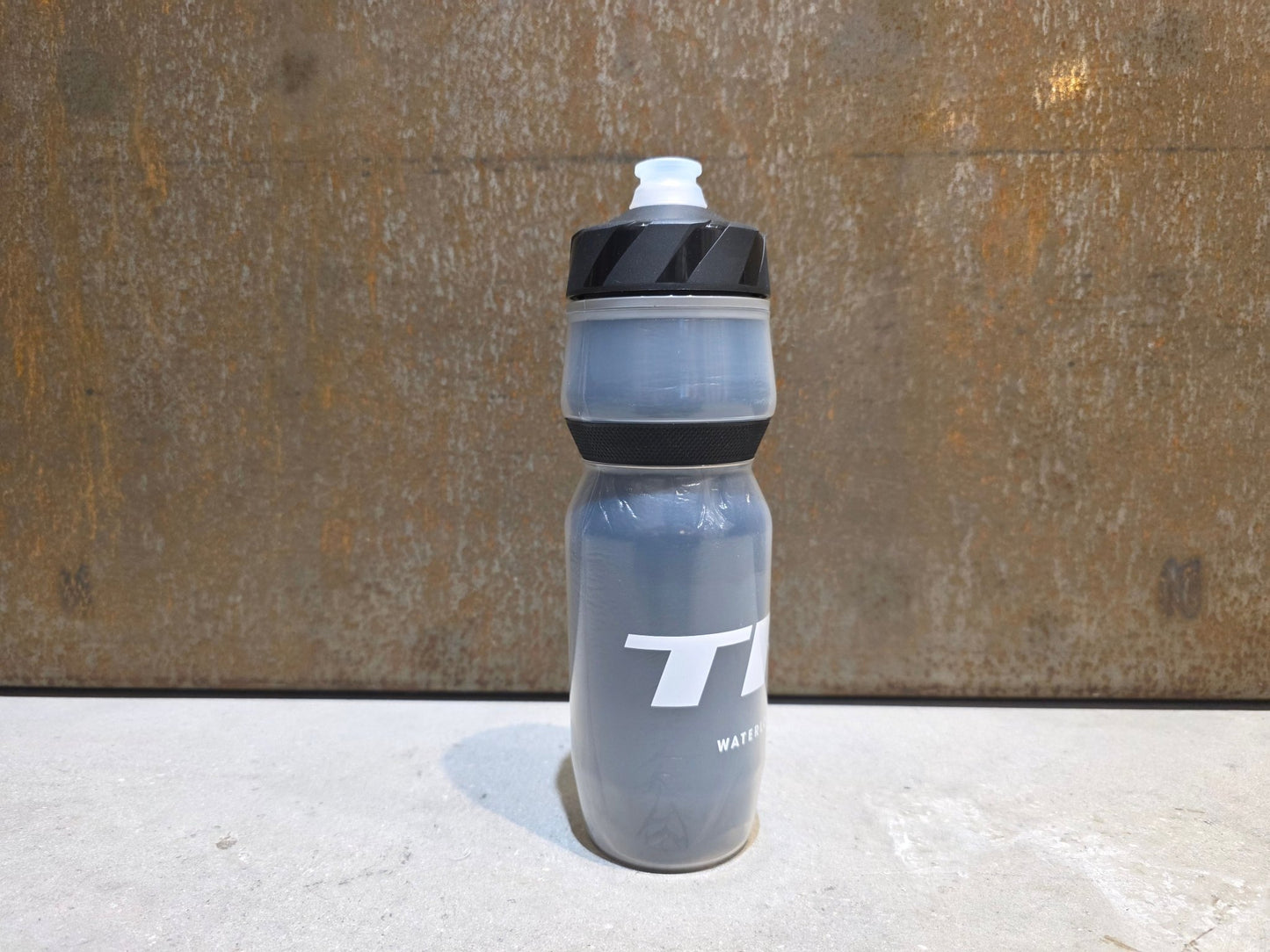Trinkflaschen und Halter von Trek, TREK VODA ICE 591ML THERMO TRINKFLASCHE / SCHWARZ vor USEDBIKES - OB.DE Hintergrund