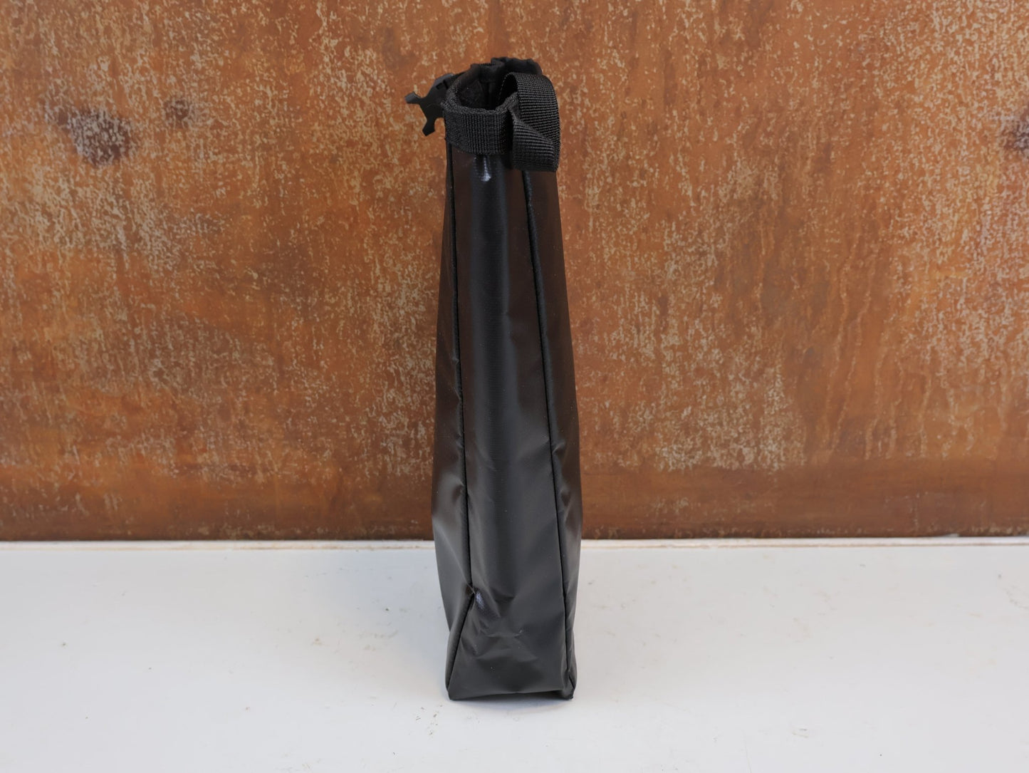 Taschen & Rucksäcke von Trek, TREK WATERPROOF BUCKLED NIP BAG W5268548 / STYLISCHE UNIVERSAL TRANSPORTTASCHE vor USEDBIKES-OB.DE Hintergrund