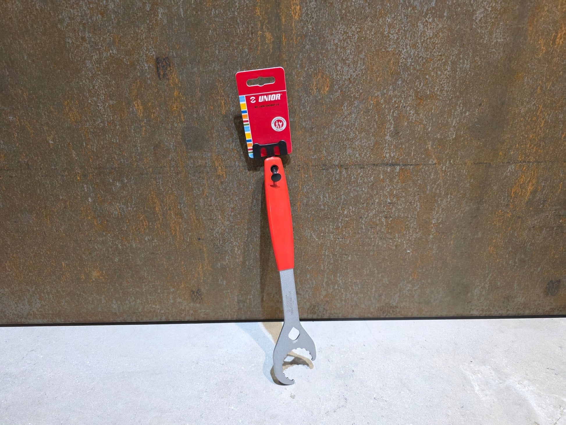 Luftpumpen & Werkzeug von Unior, UNIOR OPEN 16 - NOTCH ETERNAL BB TOOL / TRETLAGER WERKZEUG vor USEDBIKES - OB.DE Hintergrund