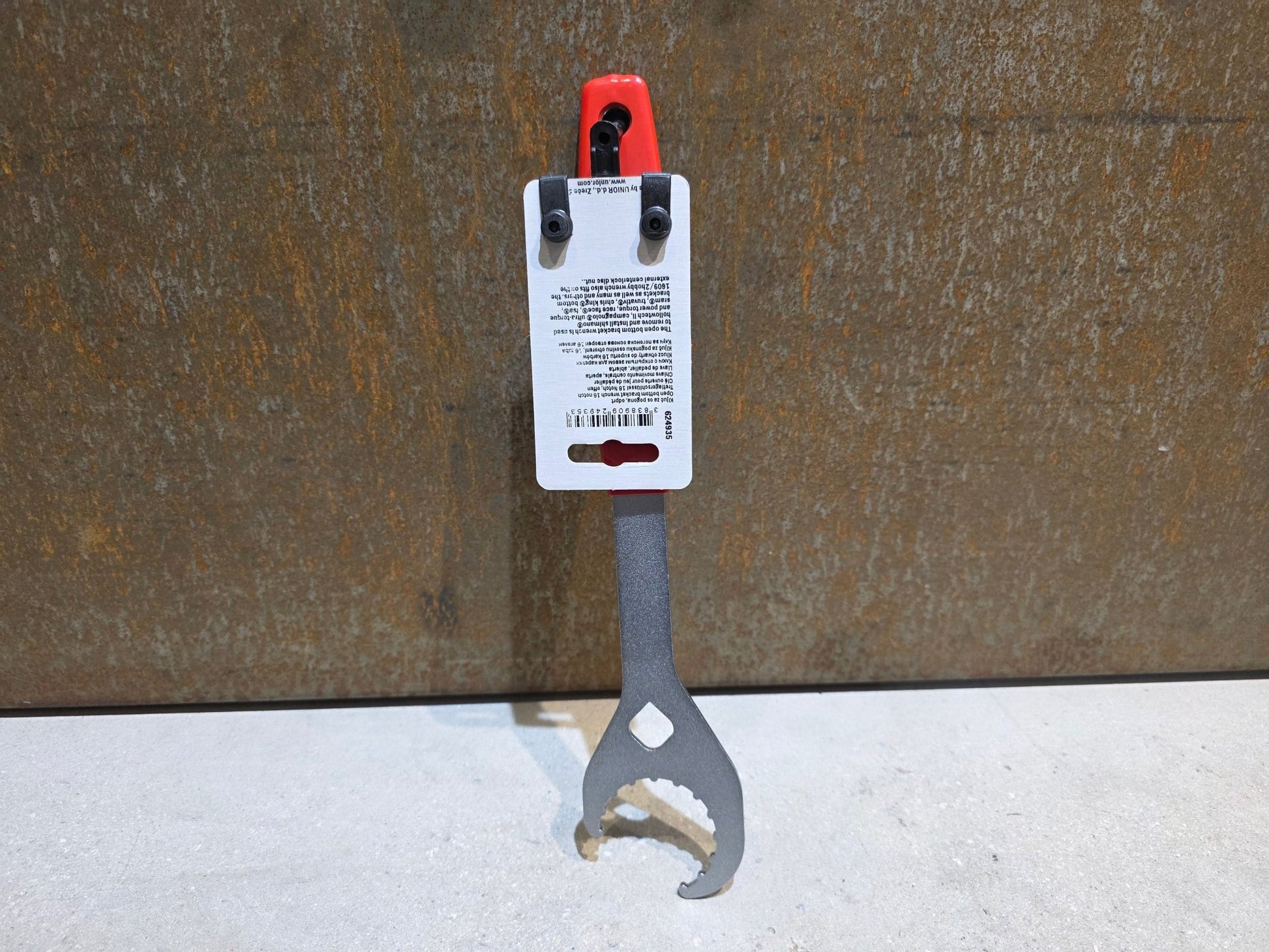 Luftpumpen & Werkzeug von Unior, UNIOR OPEN 16 - NOTCH ETERNAL BB TOOL / TRETLAGER WERKZEUG vor USEDBIKES - OB.DE Hintergrund