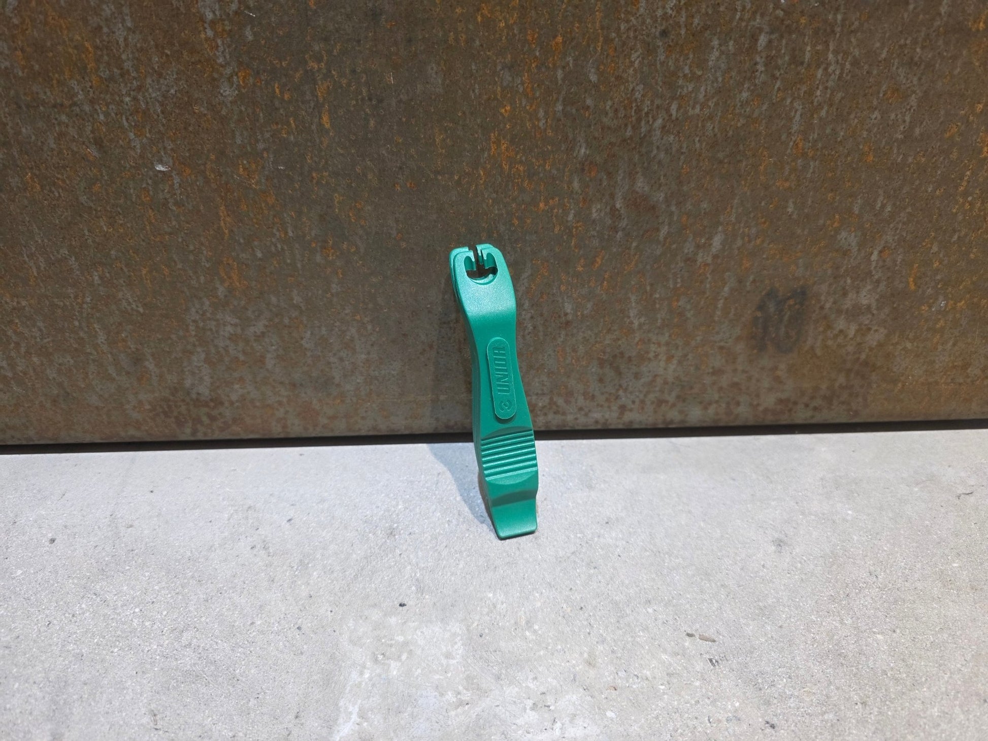 Luftpumpen & Werkzeug von Unior, UNIOR TIRE LEVER / REIFENHEBER / GRÜN vor USEDBIKES - OB.DE Hintergrund