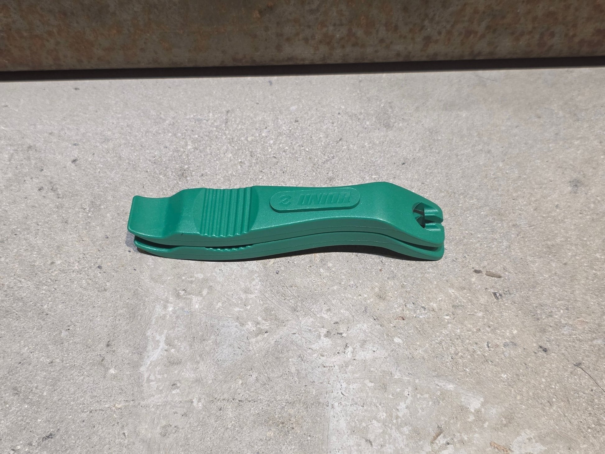 Luftpumpen & Werkzeug von Unior, UNIOR TIRE LEVER / REIFENHEBER / GRÜN vor USEDBIKES - OB.DE Hintergrund