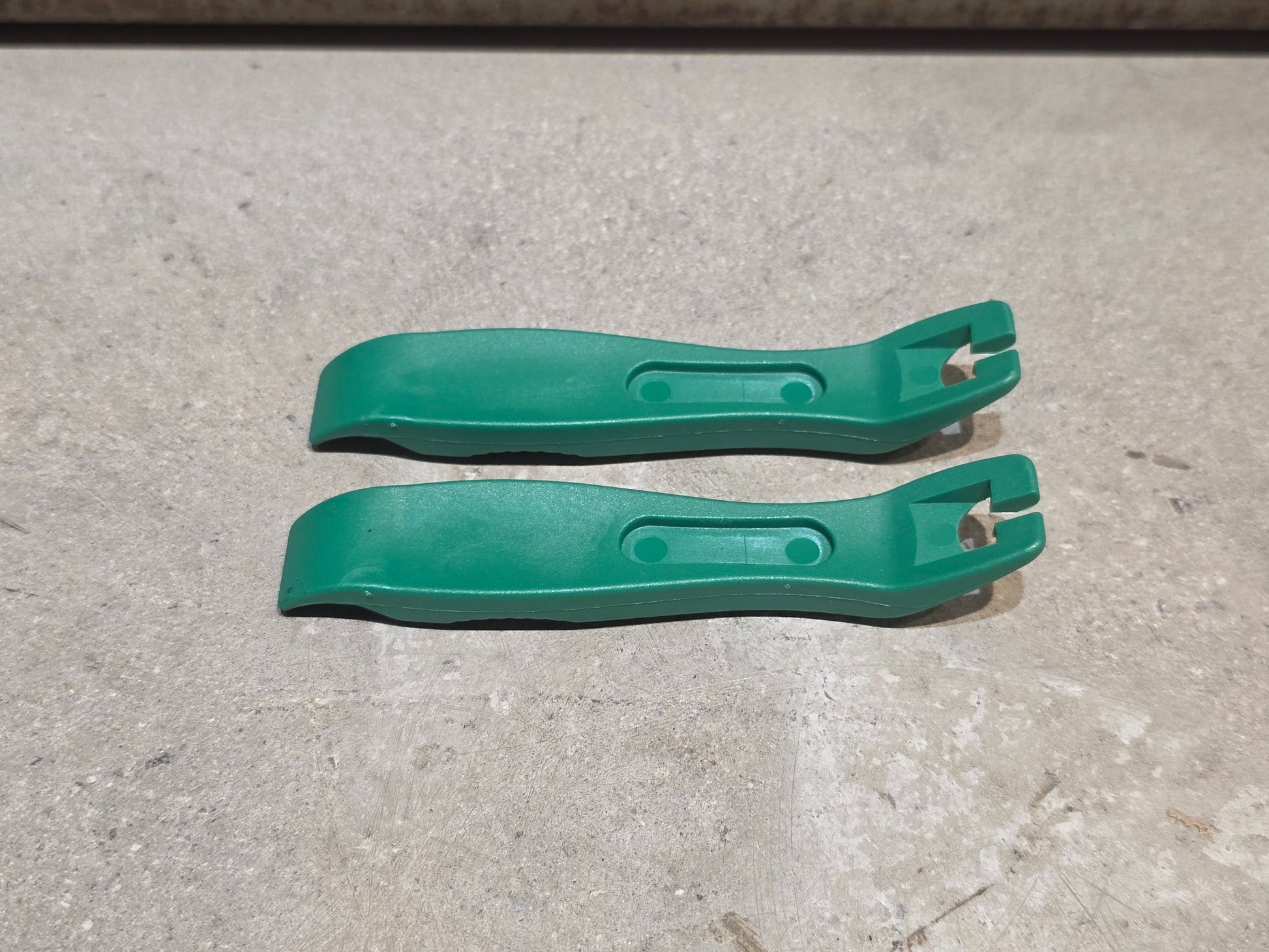 Luftpumpen & Werkzeug von Unior, UNIOR TIRE LEVER / REIFENHEBER / GRÜN vor USEDBIKES - OB.DE Hintergrund