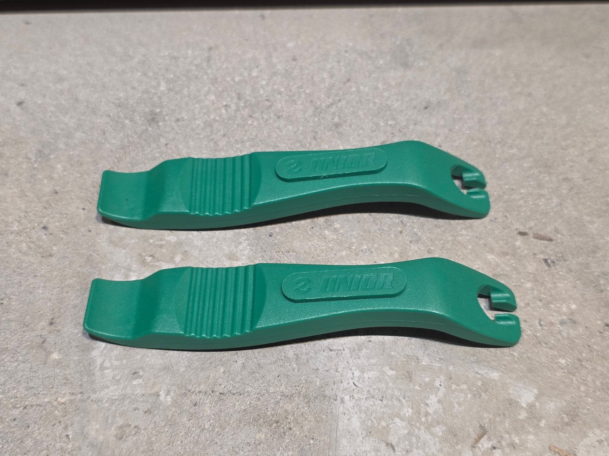 Luftpumpen & Werkzeug von Unior, UNIOR TIRE LEVER / REIFENHEBER / GRÜN vor USEDBIKES - OB.DE Hintergrund