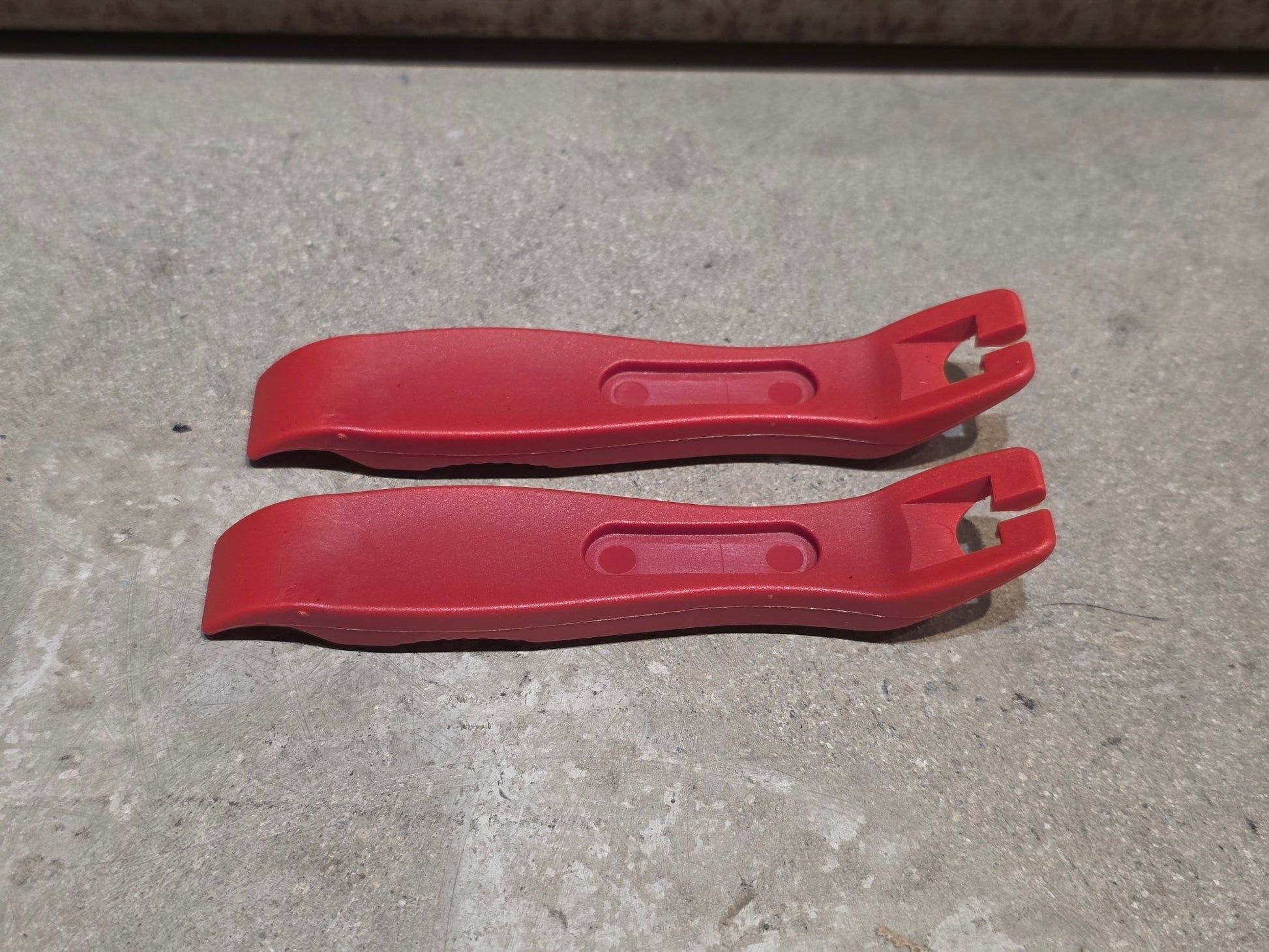 Luftpumpen & Werkzeug von Unior, UNIOR TIRE LEVER / REIFENHEBER / ROT vor USEDBIKES - OB.DE Hintergrund