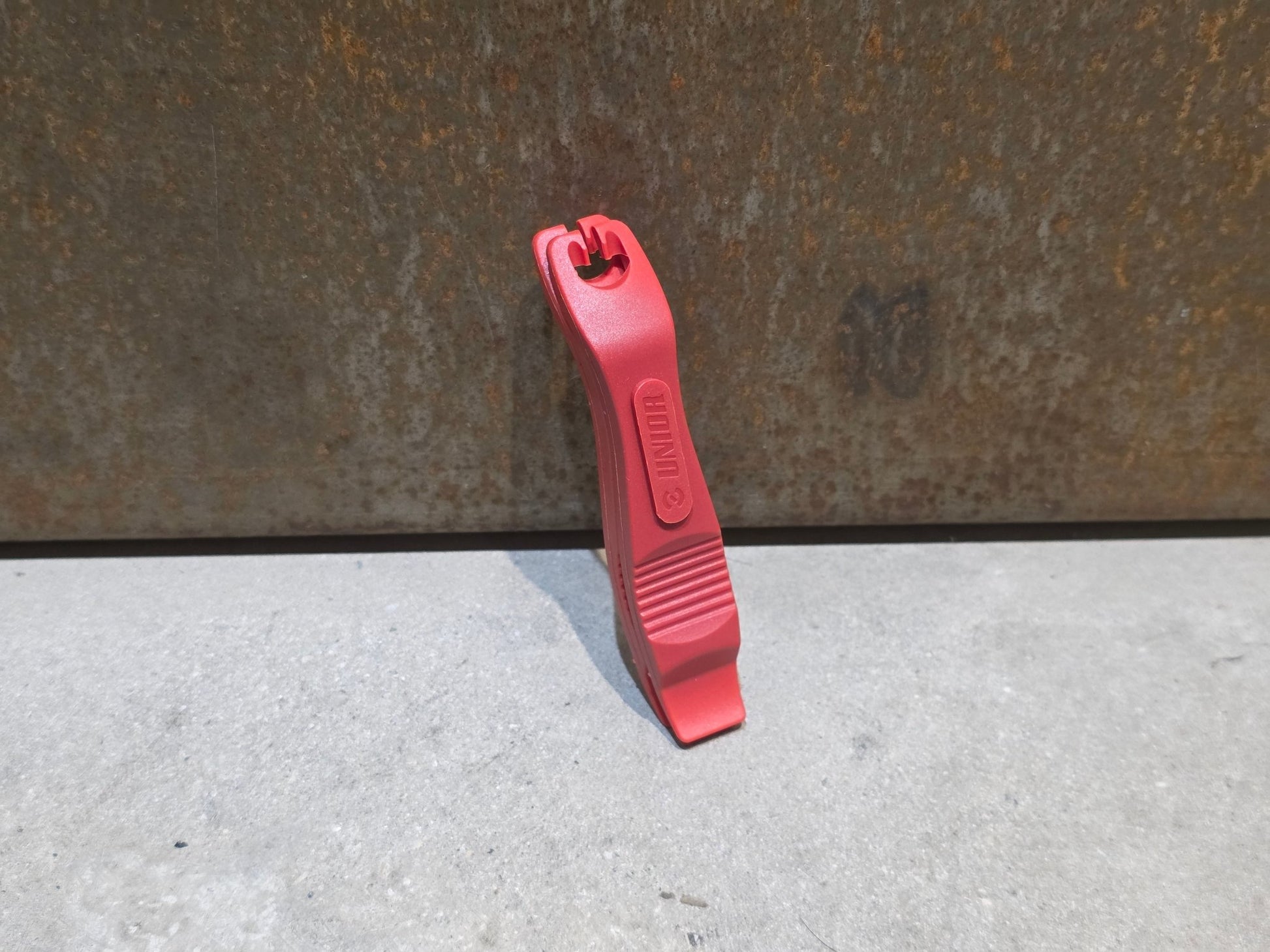 Luftpumpen & Werkzeug von Unior, UNIOR TIRE LEVER / REIFENHEBER / ROT vor USEDBIKES - OB.DE Hintergrund