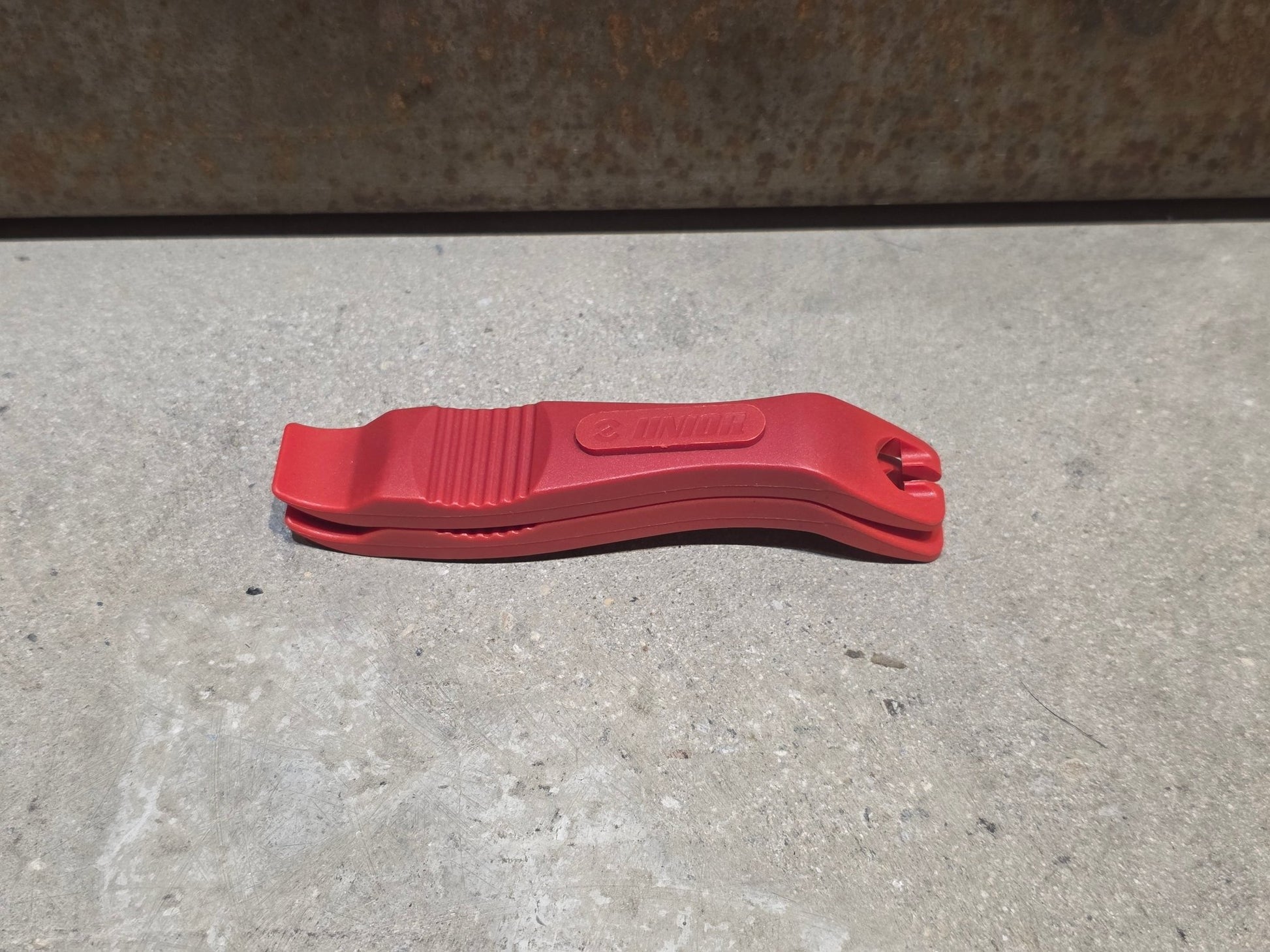 Luftpumpen & Werkzeug von Unior, UNIOR TIRE LEVER / REIFENHEBER / ROT vor USEDBIKES - OB.DE Hintergrund