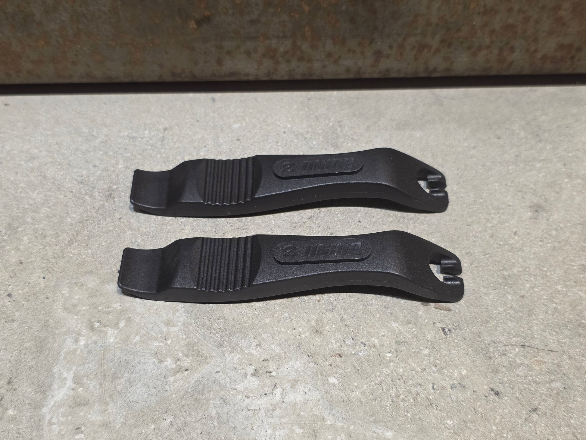 Luftpumpen & Werkzeug von Unior, UNIOR TIRE LEVER / REIFENHEBER / SCHWARZ vor USEDBIKES - OB.DE Hintergrund