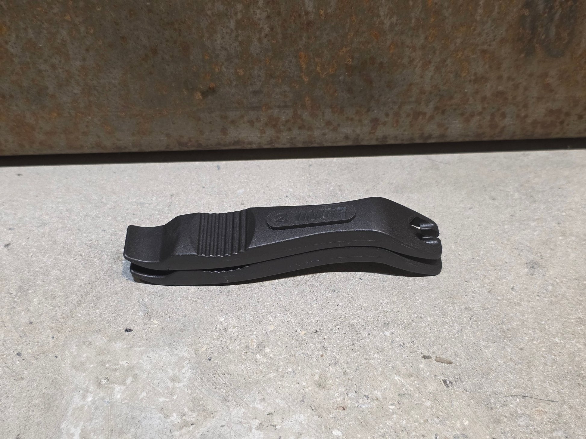 Luftpumpen & Werkzeug von Unior, UNIOR TIRE LEVER / REIFENHEBER / SCHWARZ vor USEDBIKES - OB.DE Hintergrund