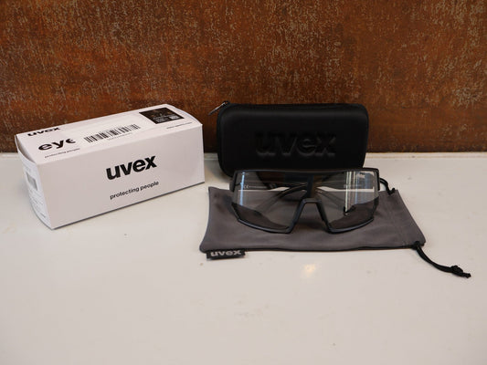 Brillen von UVEX, UVEX SPORTSTYLE 235 V / SELF-TINTING VARIOMATIC BRILLE / BLACK MATT SILVER vor USEDBIKES-OB.DE Hintergrund