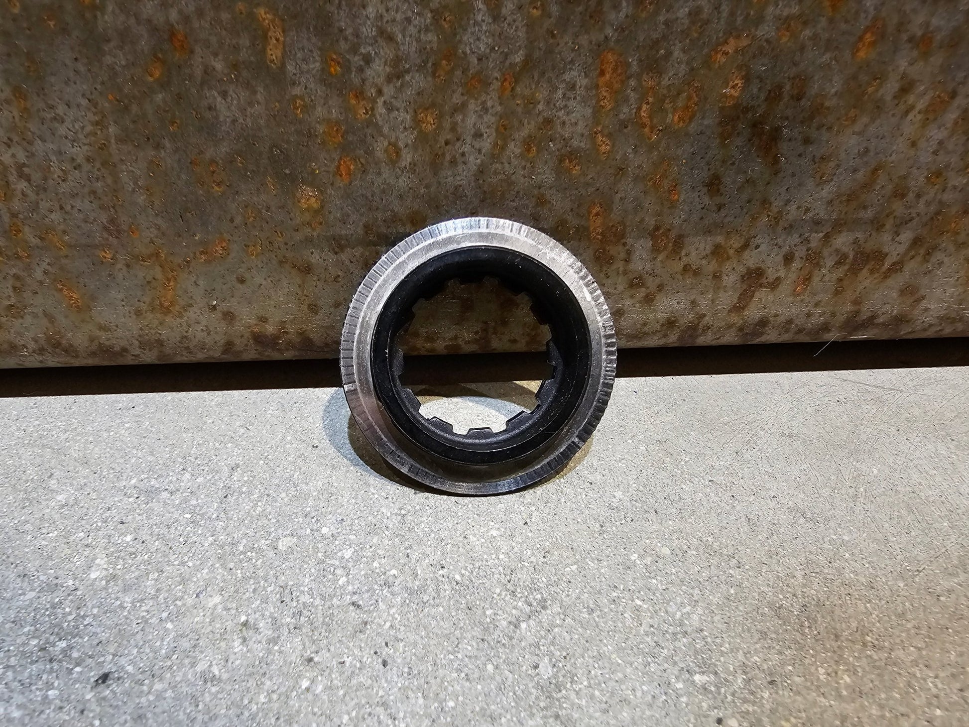 Bremsscheibe von Shimano, VERSCHLUSSRING SHIMANO CENTERLOCK BREMSSCHEIBE / SCHWARZ in variant_title vor USEDBIKES - OB.DE Hintergrund