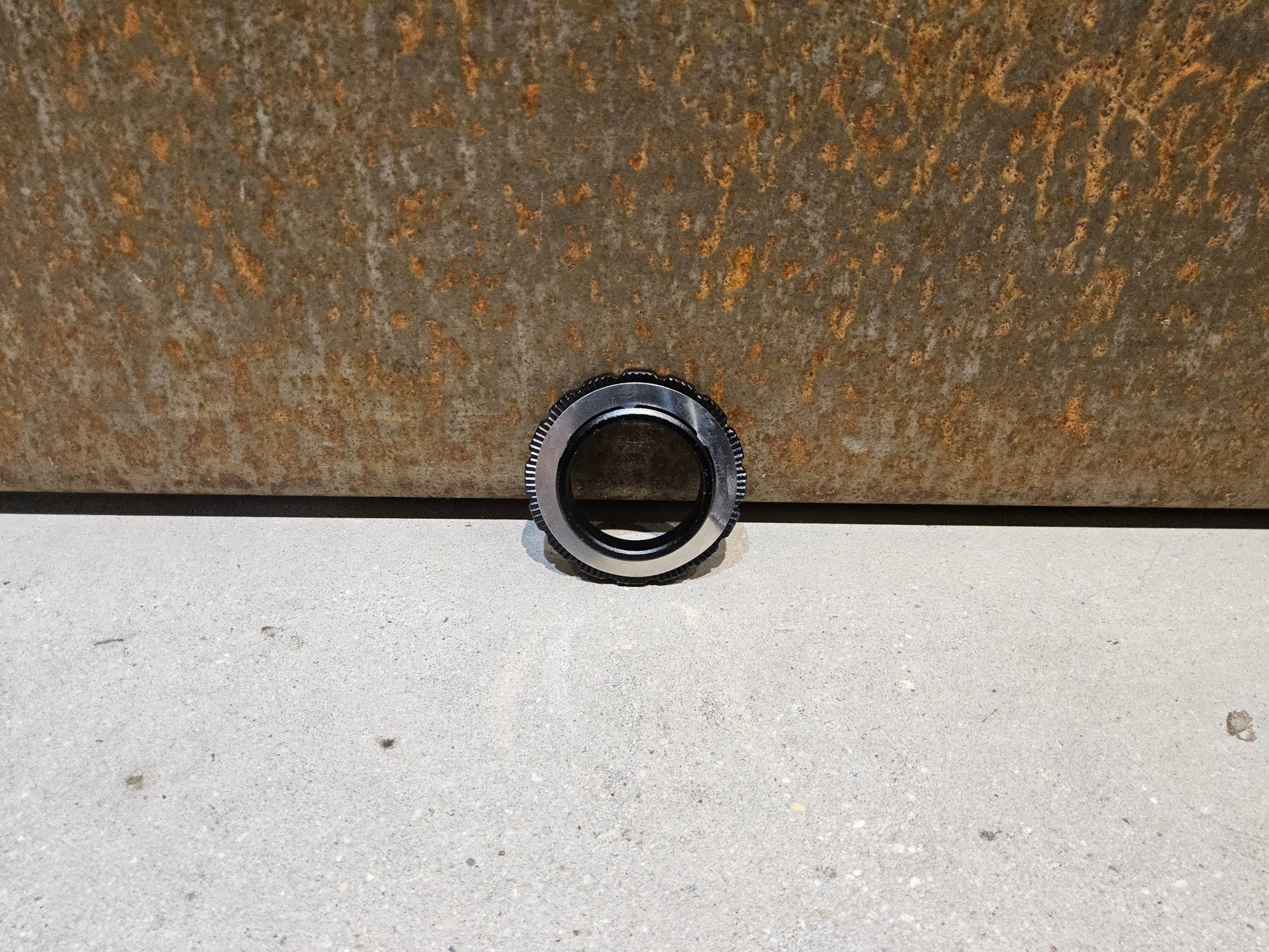 Bremsscheibe von Shimano, VERSCHLUSSRING SHIMANO CENTERLOCK BREMSSCHEIBE / SCHWARZ vor USEDBIKES - OB.DE Hintergrund