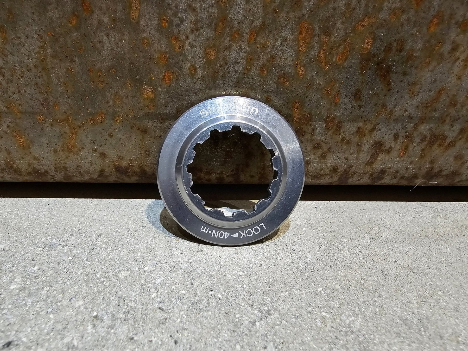 Bremsscheibe von Shimano, VERSCHLUSSRING SHIMANO CENTERLOCK BREMSSCHEIBE / SILBER in variant_title vor USEDBIKES - OB.DE Hintergrund