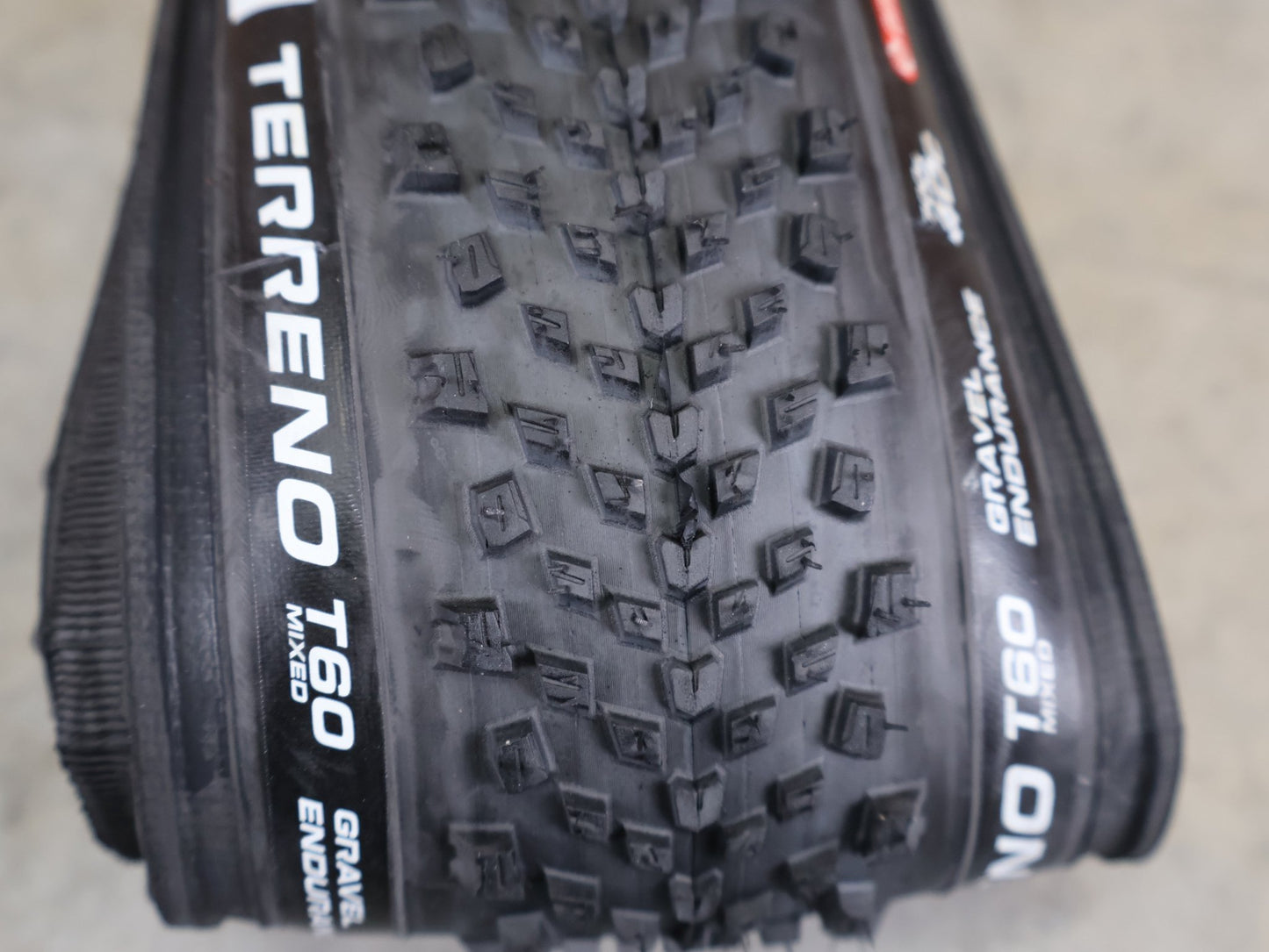 Reifen von Schwalbe, VITTORIA TERRENO T60 GRAVELREIFEN / FALTREIFEN 40 - 622 – BLACK vor USEDBIKES - OB.DE Hintergrund