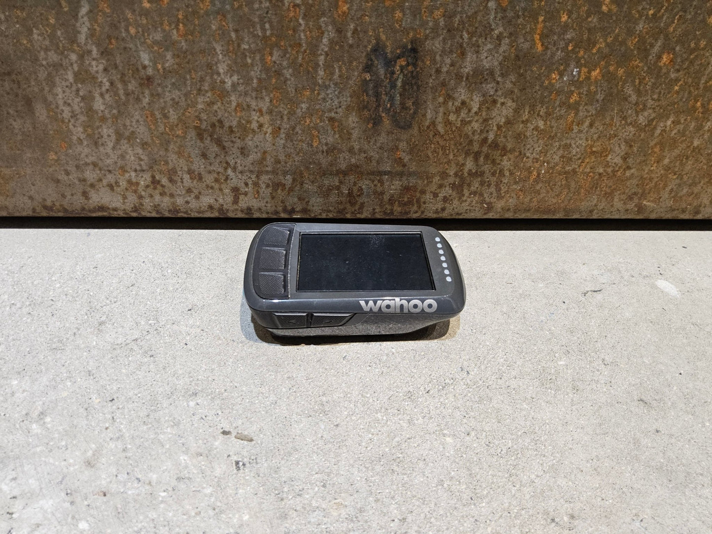 GPS - Geräte & Sensoren von Wahoo, WAHOO BOLT V1 GPS FAHRRADCOMPUTER vor USEDBIKES - OB.DE Hintergrund