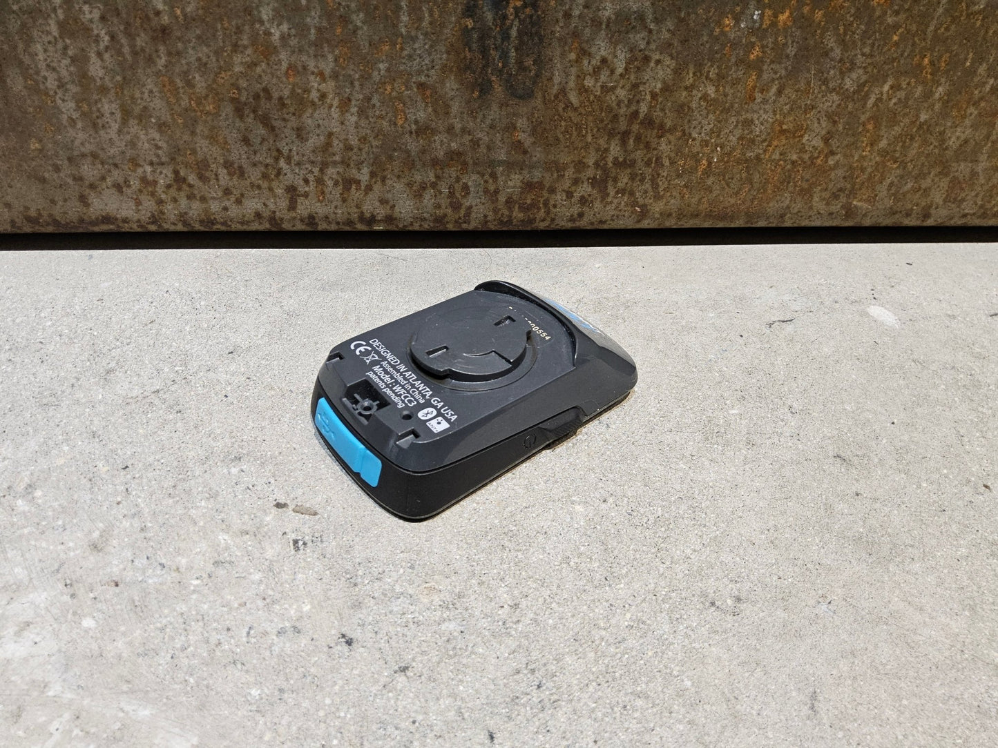 GPS - Geräte & Sensoren von Wahoo, WAHOO BOLT V1 GPS FAHRRADCOMPUTER vor USEDBIKES - OB.DE Hintergrund