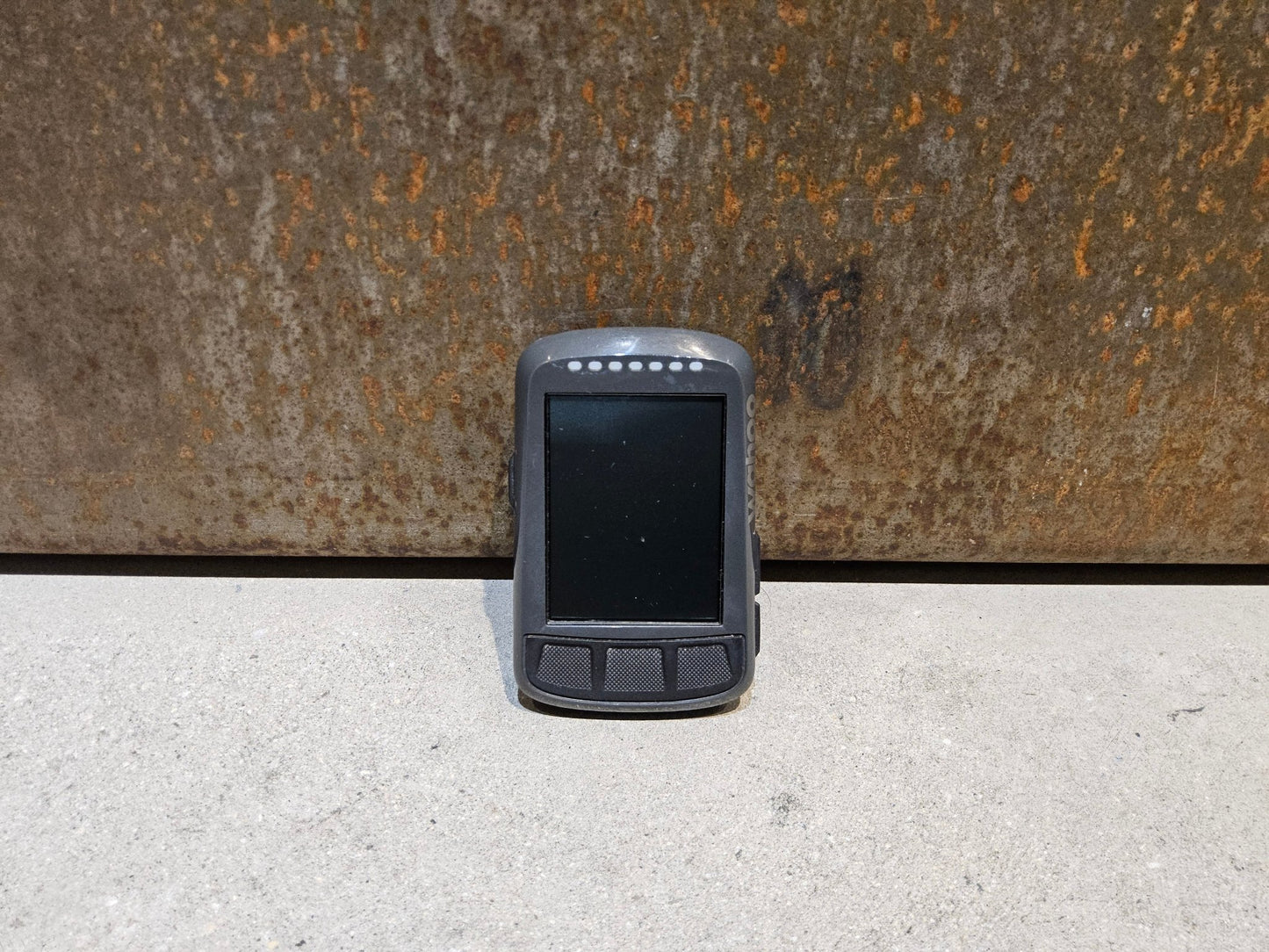 GPS - Geräte & Sensoren von Wahoo, WAHOO BOLT V1 GPS FAHRRADCOMPUTER vor USEDBIKES - OB.DE Hintergrund