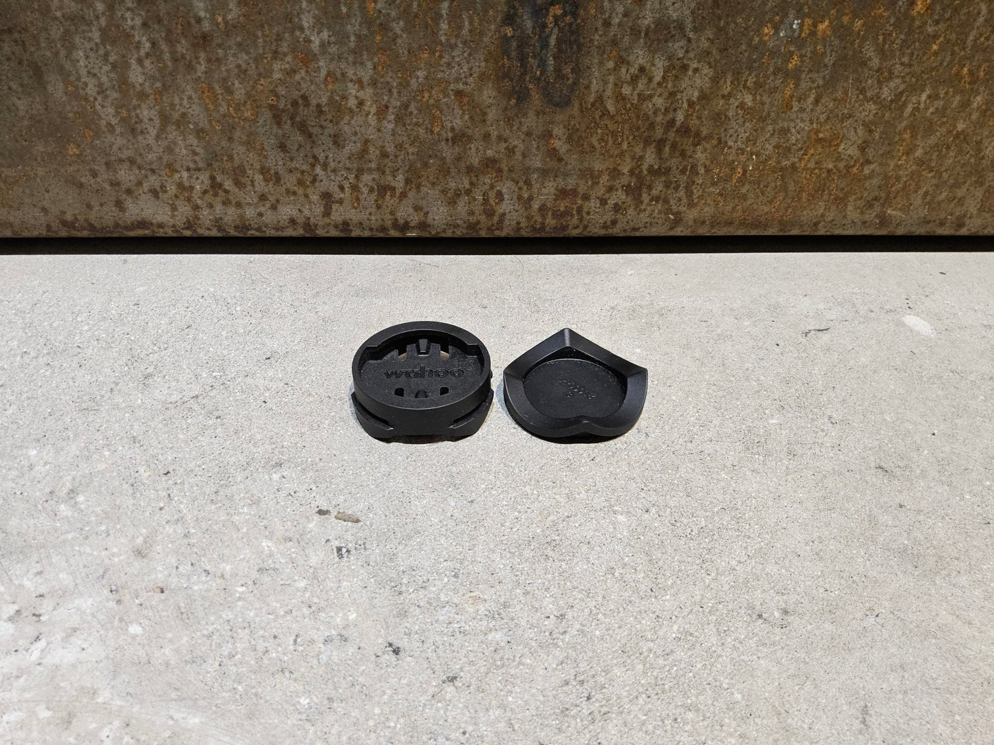 GPS - Geräte & Sensoren von Wahoo, WAHOO BOLT V1 GPS FAHRRADCOMPUTER vor USEDBIKES - OB.DE Hintergrund