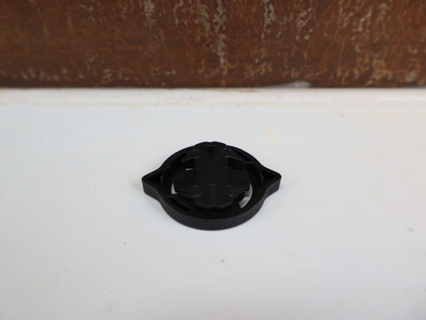 Computerhalterung von Wahoo, WAHOO ELEMNT PUCK ADAPTER / GARMIN - ZU - WAHOO CONVERTER / SCHWARZ / WFCC1M2 vor USEDBIKES - OB.DE Hintergrund