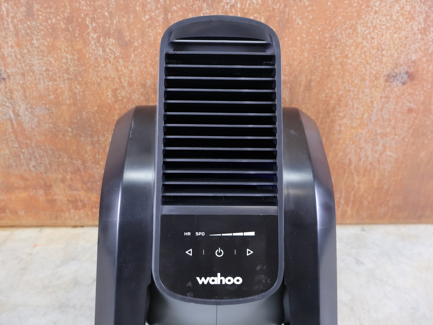Rollentrainer von Wahoo, WAHOO KICKR HEADWIND BLUETOOTH - VENTILATOR WFBKTR7EU vor USEDBIKES - OB.DE Hintergrund