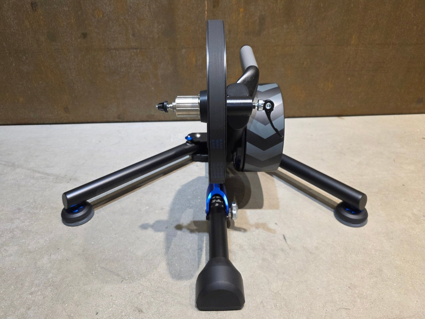 Rollentrainer von Wahoo, WAHOO KICKR V5 ROLLENTRAINER / PODIUM in variant_title vor USEDBIKES - OB.DE Hintergrund
