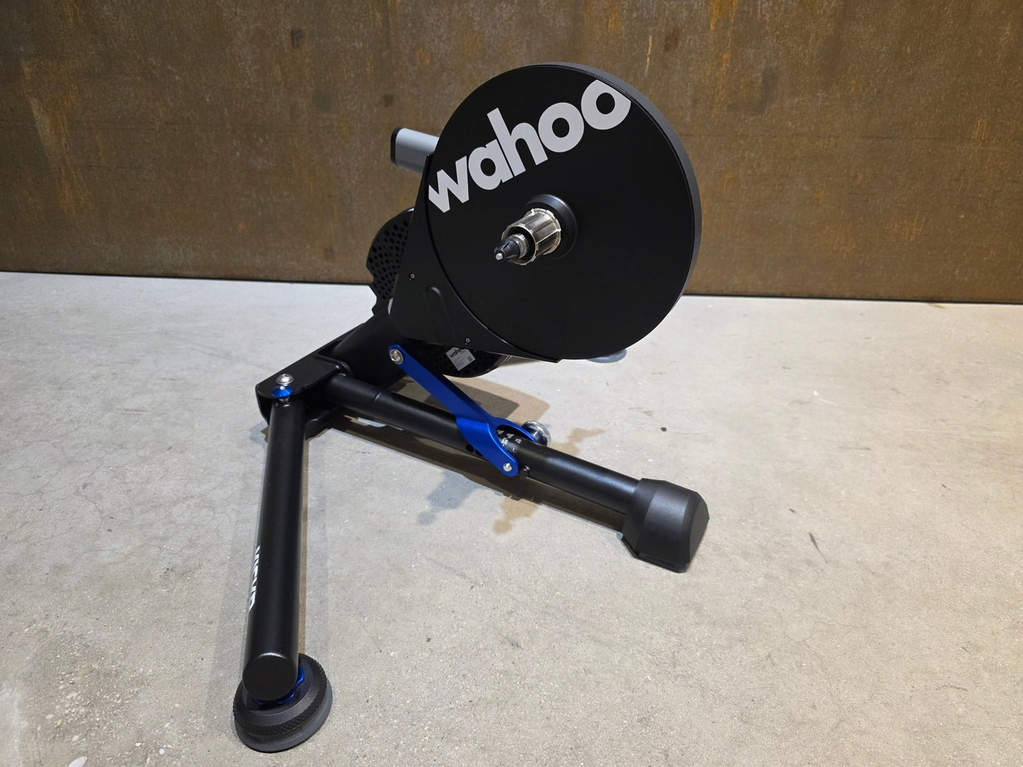 Rollentrainer von Wahoo, WAHOO KICKR V5 ROLLENTRAINER / PODIUM in variant_title vor USEDBIKES - OB.DE Hintergrund
