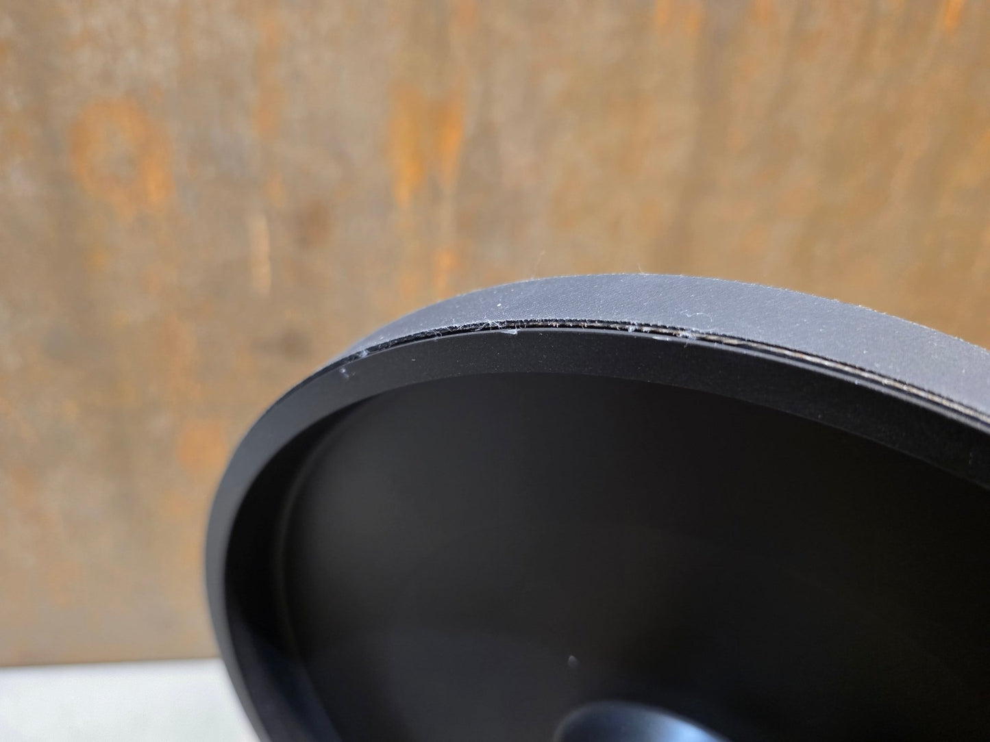 Rollentrainer von Wahoo, WAHOO KICKR V5 ROLLENTRAINER / PODIUM vor USEDBIKES - OB.DE Hintergrund
