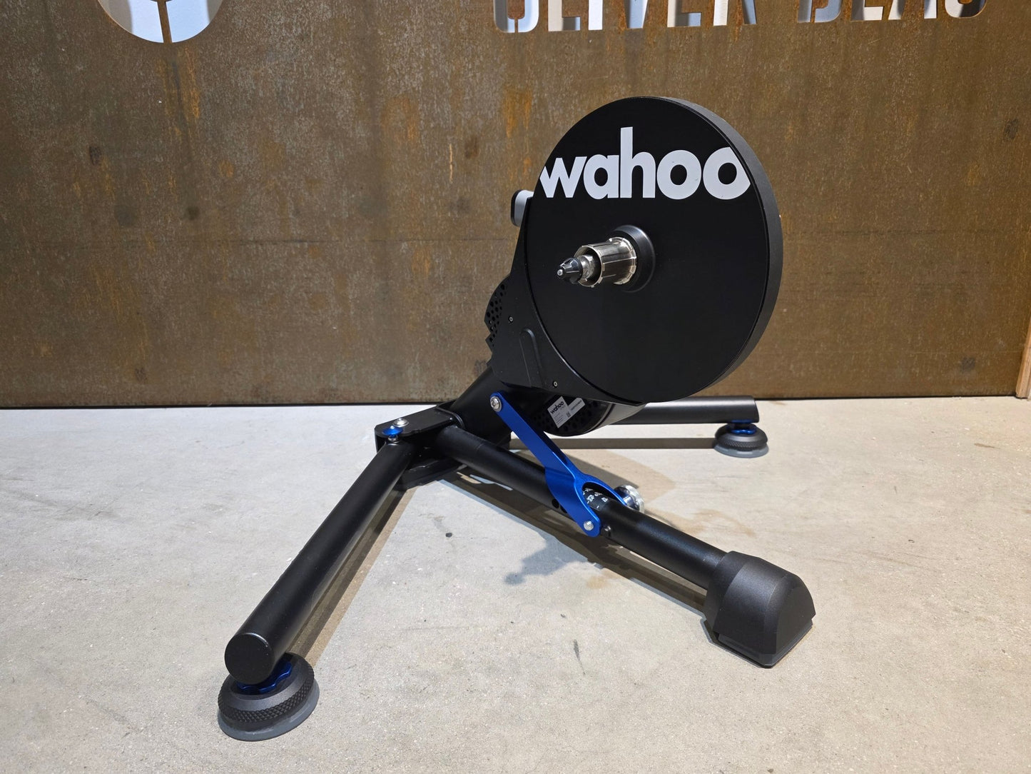 Rollentrainer von Wahoo, WAHOO KICKR V5 ROLLENTRAINER / PODIUM vor USEDBIKES - OB.DE Hintergrund