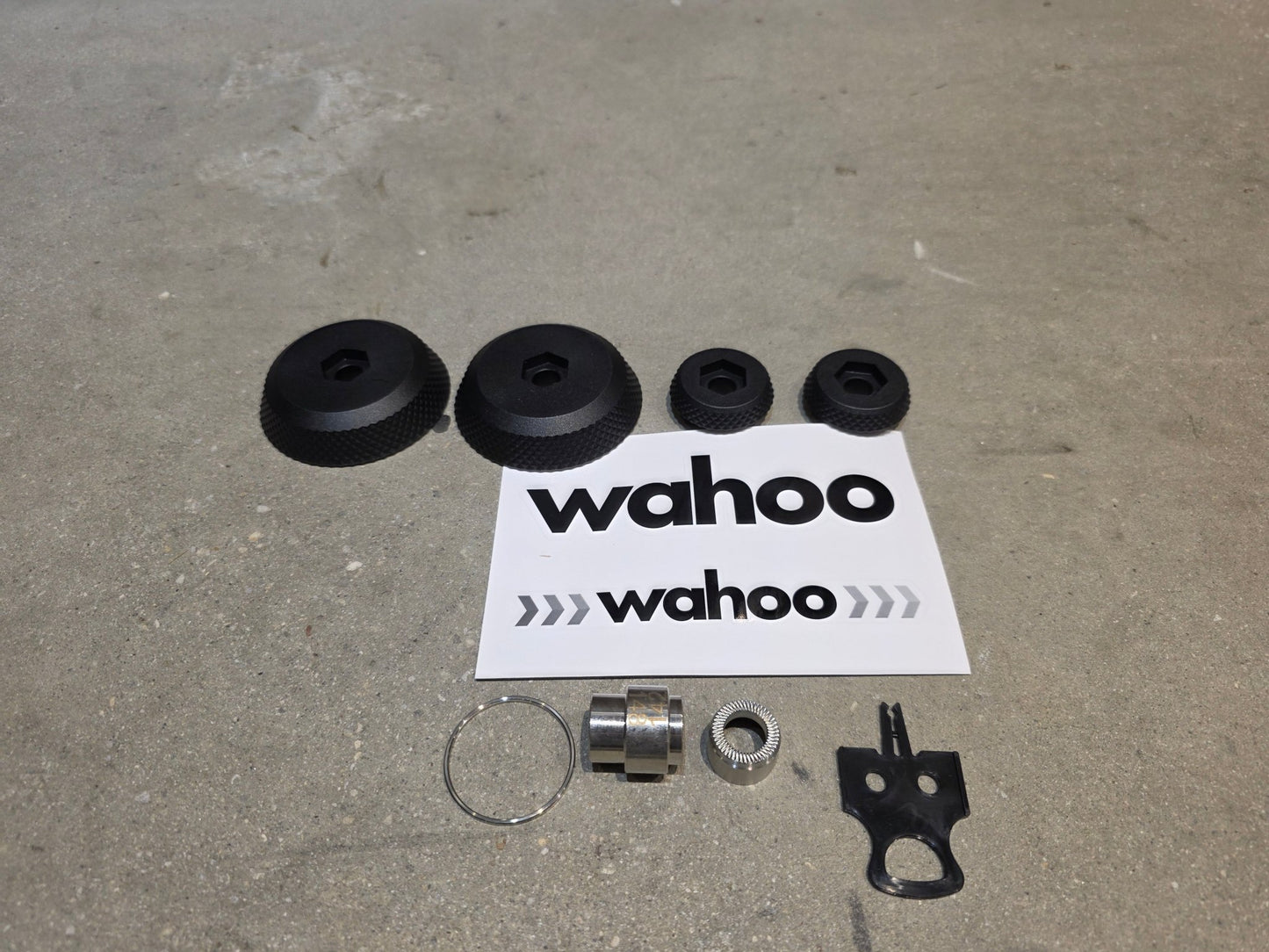 Rollentrainer von Wahoo, WAHOO KICKR V5 ROLLENTRAINER / PODIUM in variant_title vor USEDBIKES - OB.DE Hintergrund