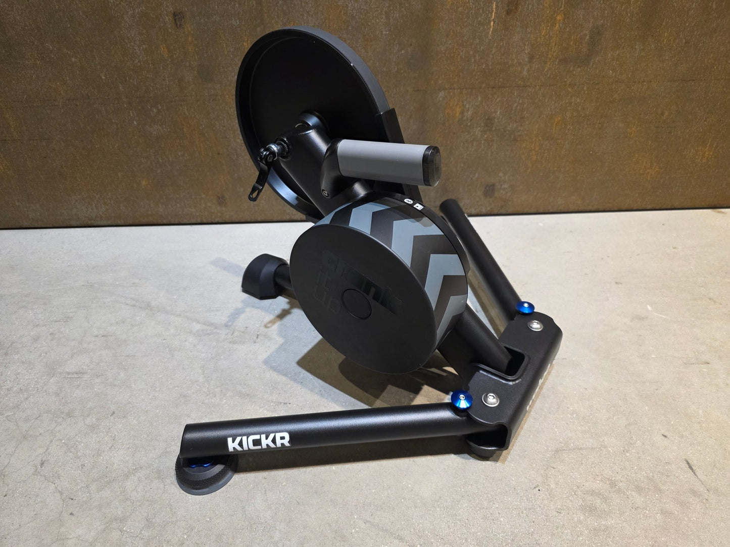 Rollentrainer von Wahoo, WAHOO KICKR V5 ROLLENTRAINER / PODIUM in variant_title vor USEDBIKES - OB.DE Hintergrund