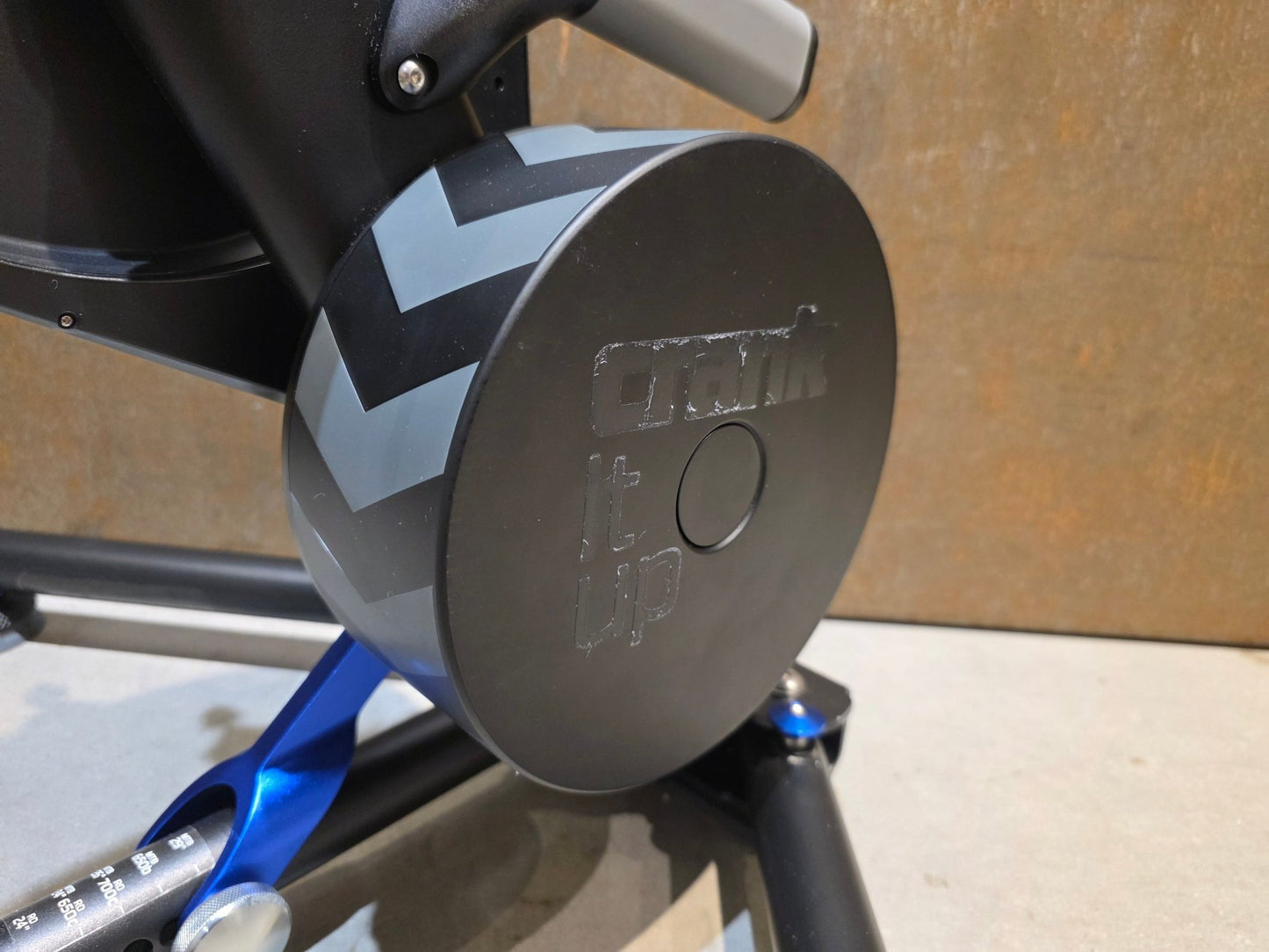 Rollentrainer von Wahoo, WAHOO KICKR V5 ROLLENTRAINER / PODIUM vor USEDBIKES - OB.DE Hintergrund