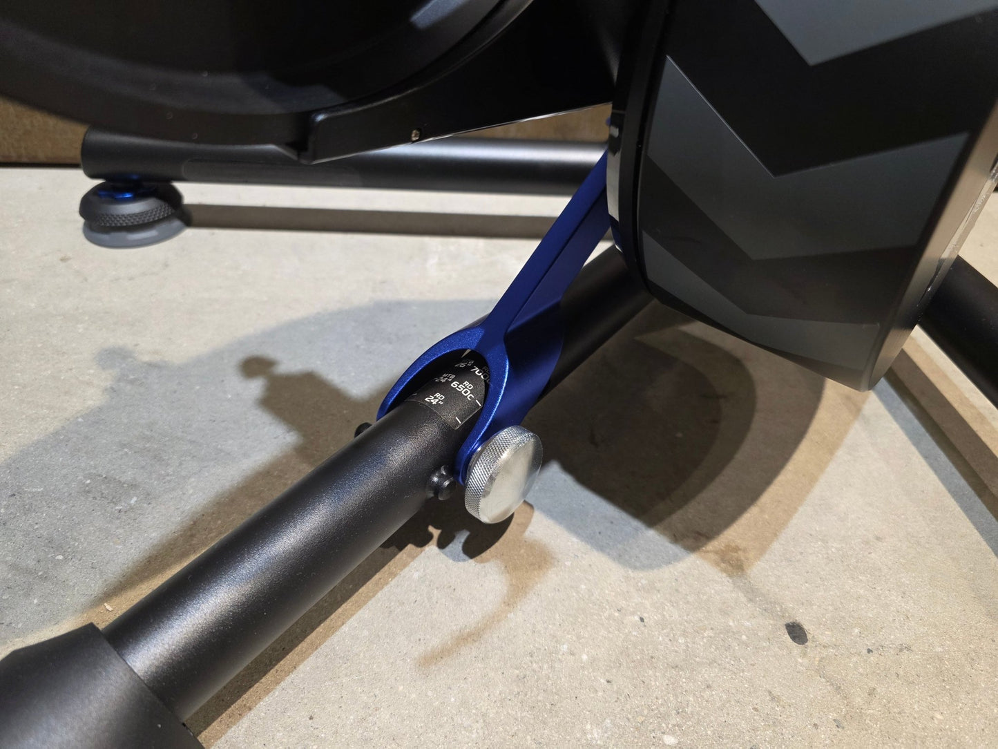 Rollentrainer von Wahoo, WAHOO KICKR V5 ROLLENTRAINER / PODIUM vor USEDBIKES - OB.DE Hintergrund