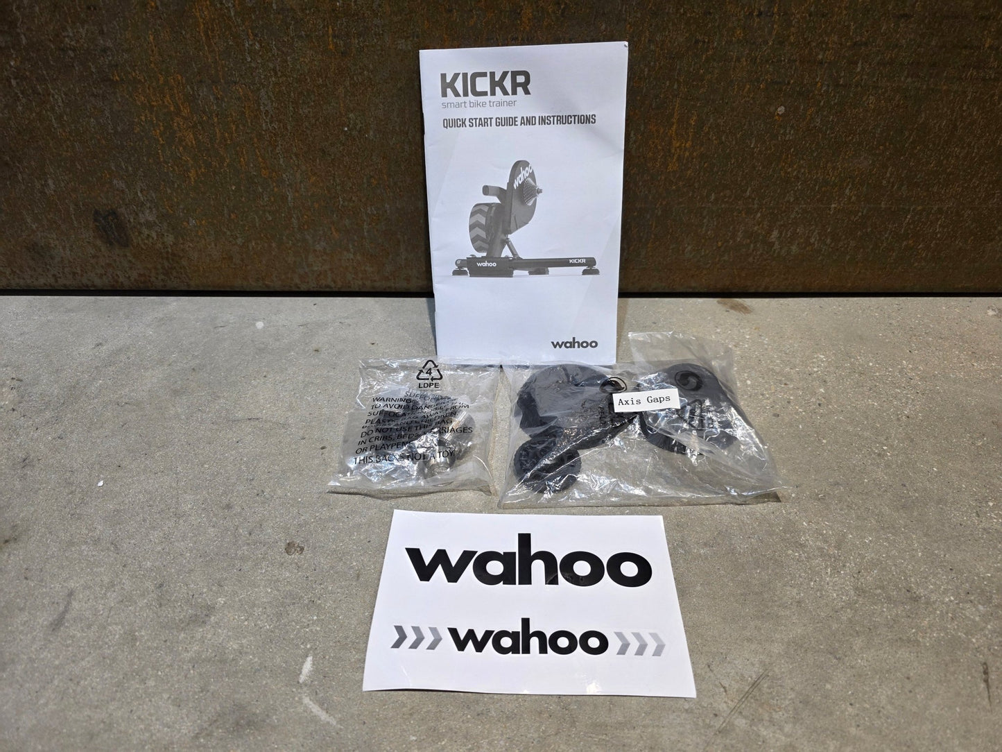 Rollentrainer von Wahoo, WAHOO KICKR V5 ROLLENTRAINER / PODIUM vor USEDBIKES - OB.DE Hintergrund