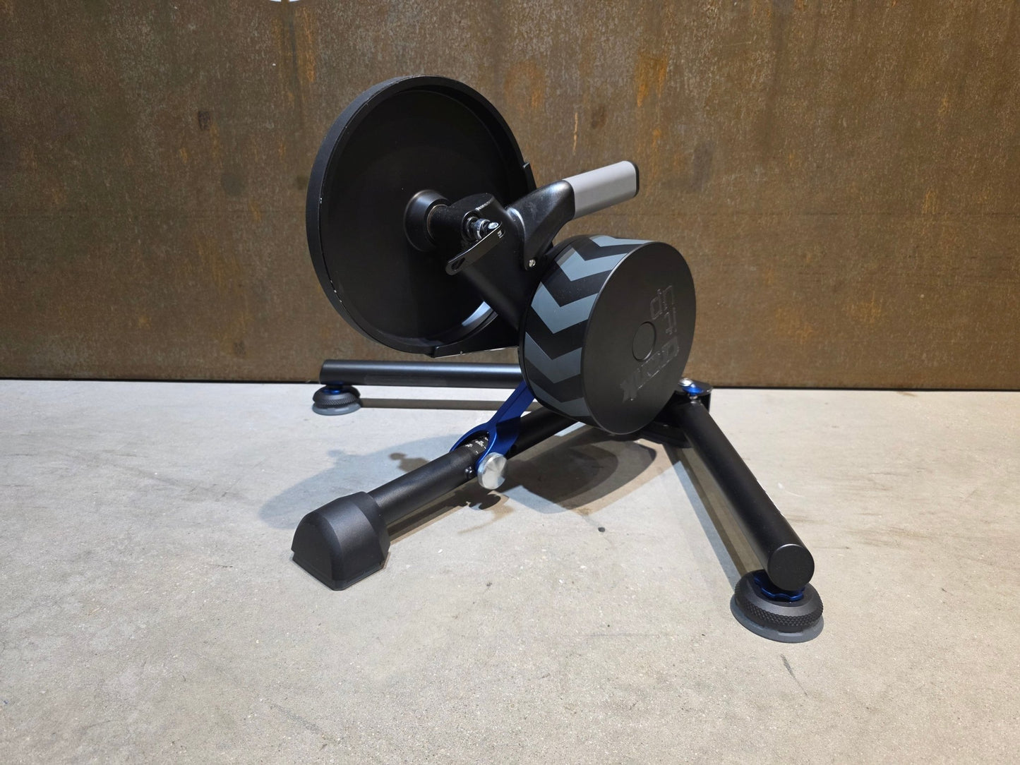 Rollentrainer von Wahoo, WAHOO KICKR V5 ROLLENTRAINER / PODIUM vor USEDBIKES - OB.DE Hintergrund