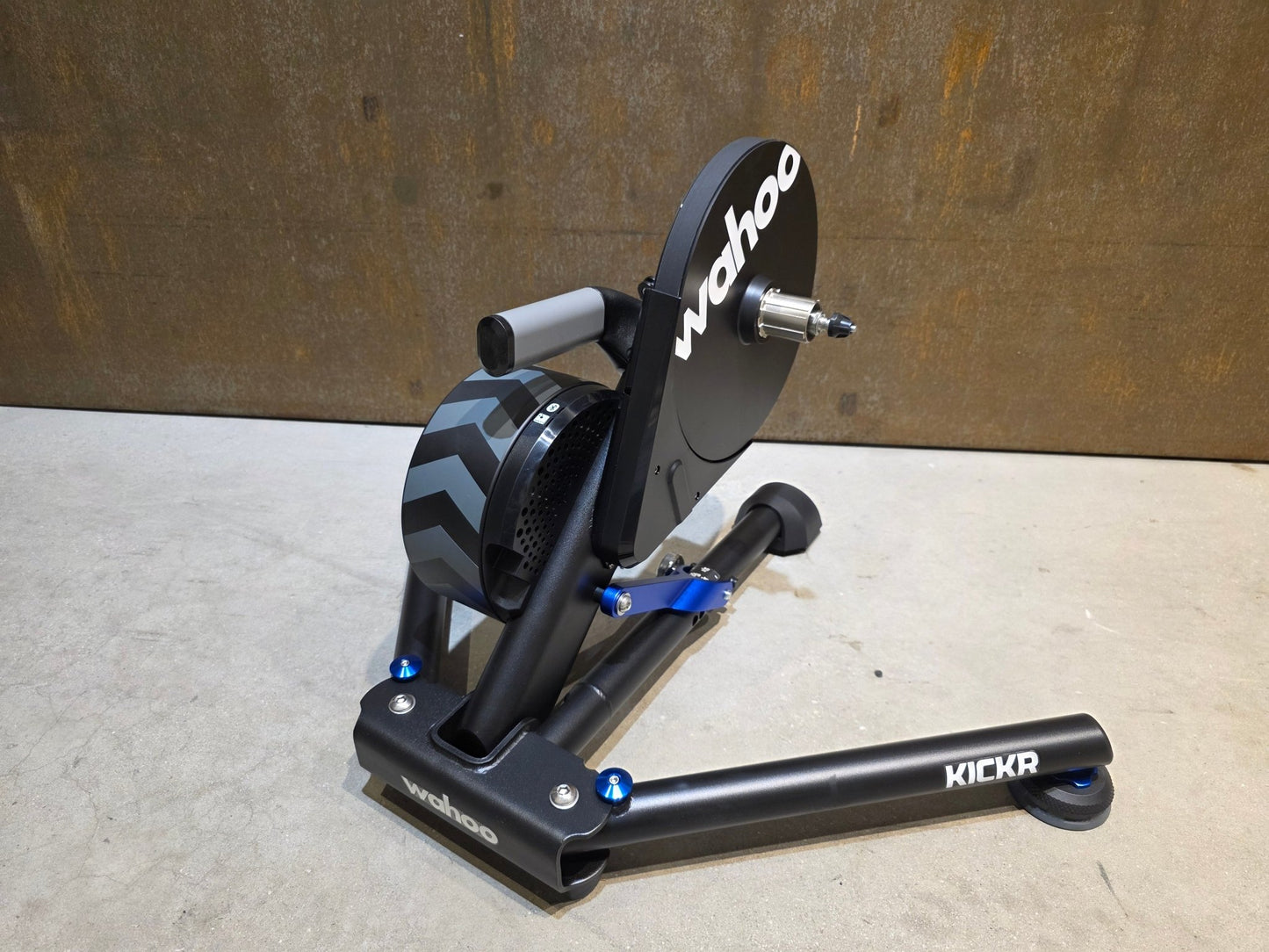 Rollentrainer von Wahoo, WAHOO KICKR V5 ROLLENTRAINER / PODIUM in variant_title vor USEDBIKES - OB.DE Hintergrund