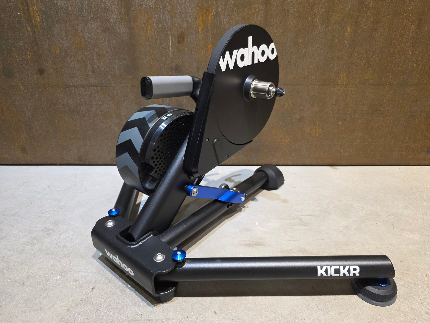 Rollentrainer von Wahoo, WAHOO KICKR V5 ROLLENTRAINER / PODIUM vor USEDBIKES - OB.DE Hintergrund