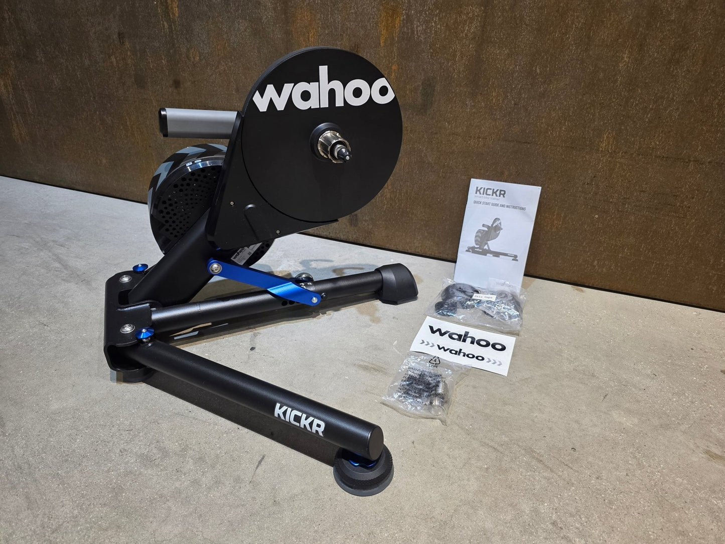 Rollentrainer von Wahoo, WAHOO KICKR V5 ROLLENTRAINER / PODIUM vor USEDBIKES - OB.DE Hintergrund
