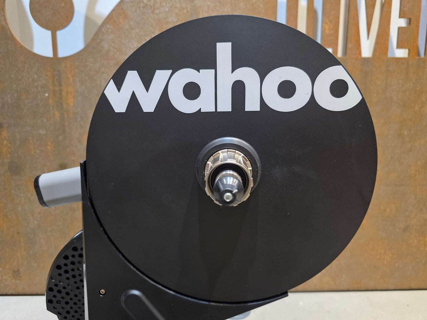 Rollentrainer von Wahoo, WAHOO KICKR V5 ROLLENTRAINER / PODIUM vor USEDBIKES - OB.DE Hintergrund
