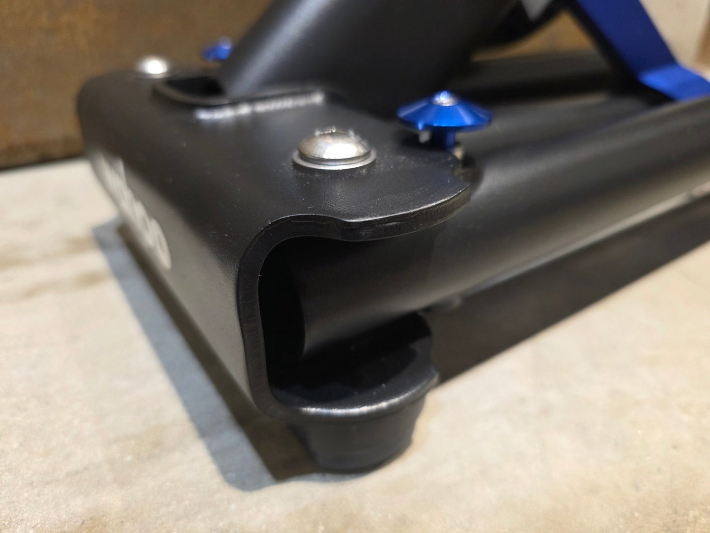Rollentrainer von Wahoo, WAHOO KICKR V5 ROLLENTRAINER / PODIUM vor USEDBIKES - OB.DE Hintergrund