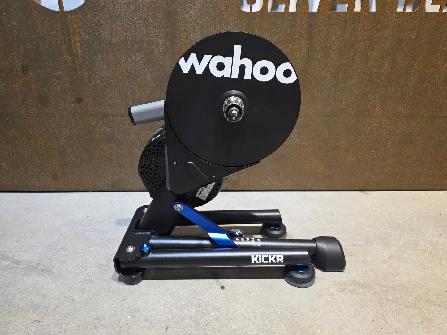 Rollentrainer von Wahoo, WAHOO KICKR V5 ROLLENTRAINER / PODIUM vor USEDBIKES - OB.DE Hintergrund