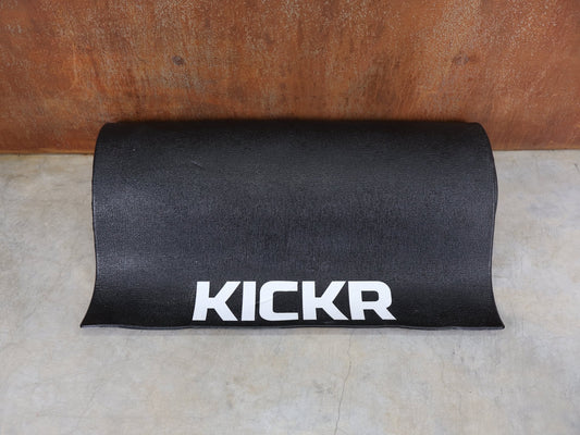 Rollentrainer & Zubehör von Wahoo, WAHOO TRAININGSMATTE FÜR HEIMTRAINER WFKICKRMAT vor USEDBIKES - OB.DE Hintergrund